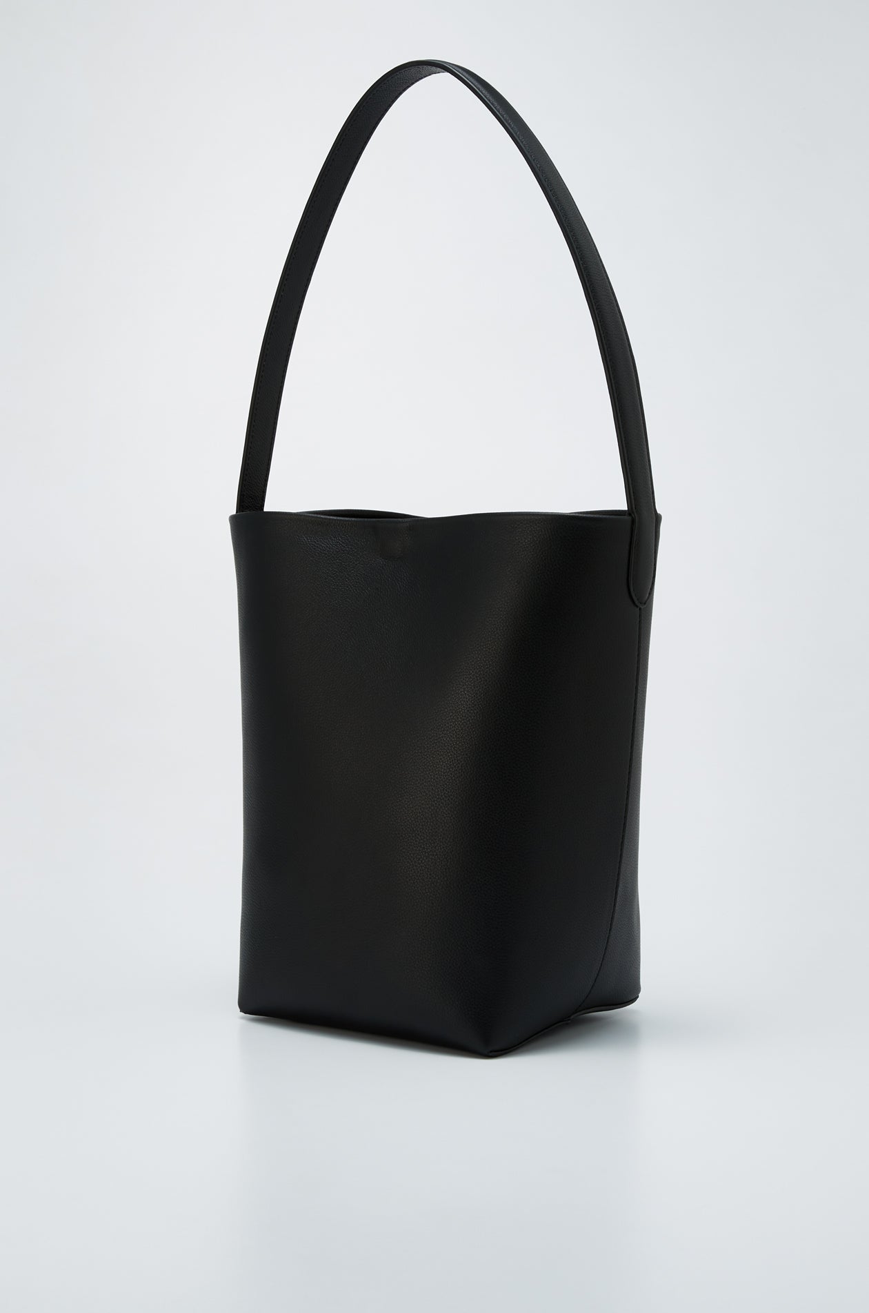 LEATHER BUCKET BAG
