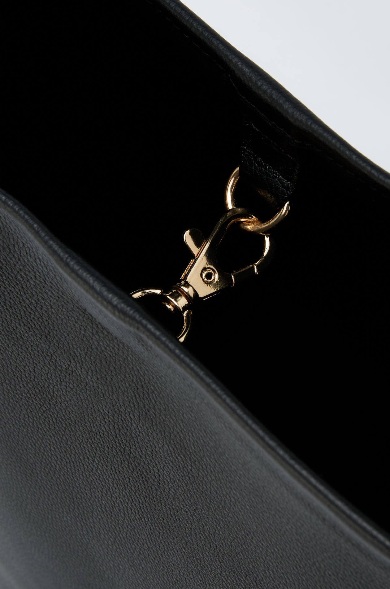 LEATHER BUCKET BAG