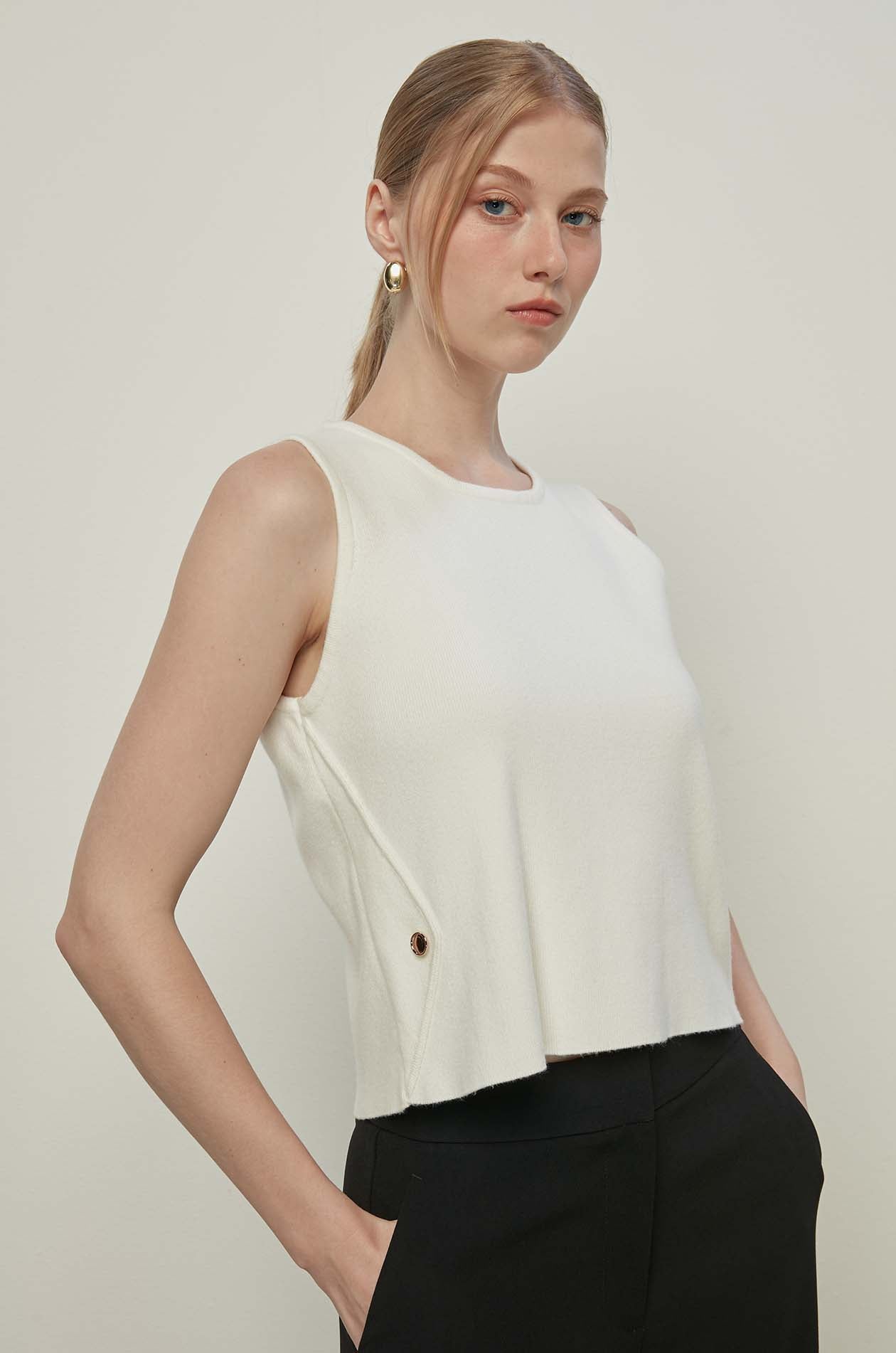 SLEVELESS KNITTED TOP