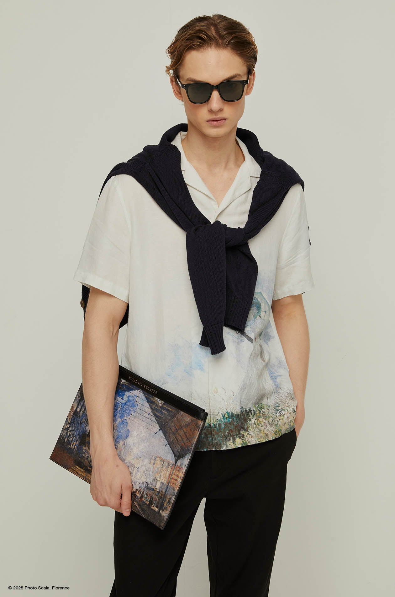 WOMAN WITH A PARASOL PRINTED SHIRT