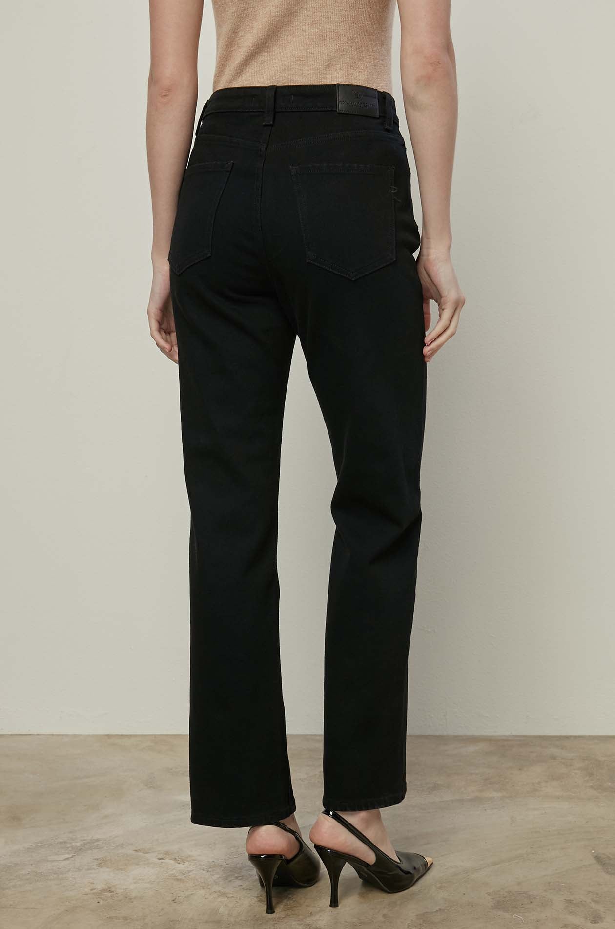 HIGH-RISE STRAIGHT LEG JEANS