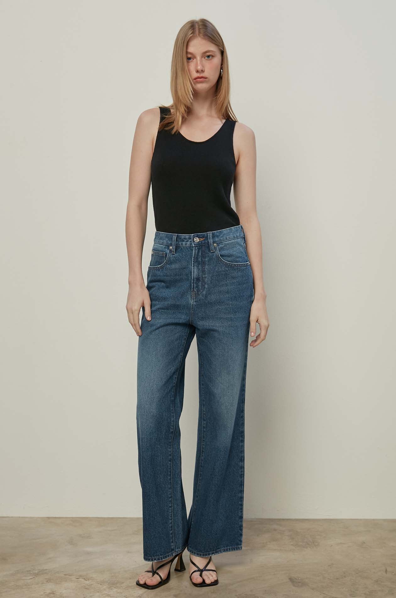 HIGH-RISE BAGGY JEANS