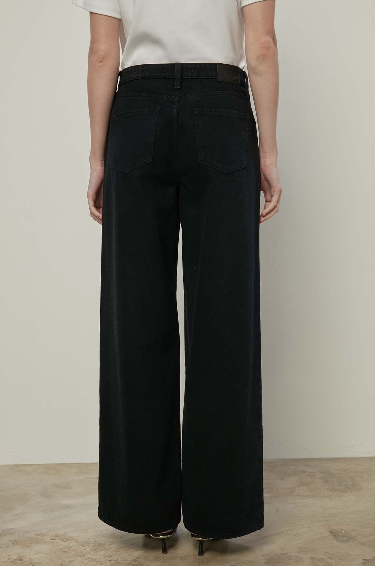 HIGH-RISE WIDE LEG JEANS
