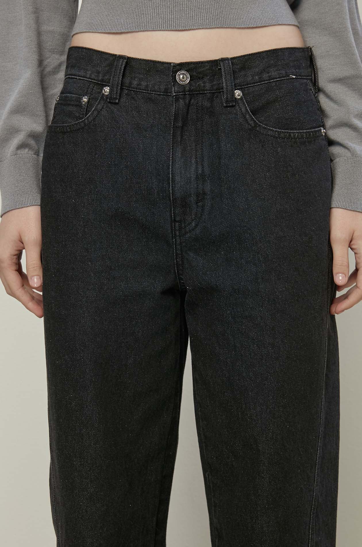 HIGH-RISE BARREL LEG JEANS