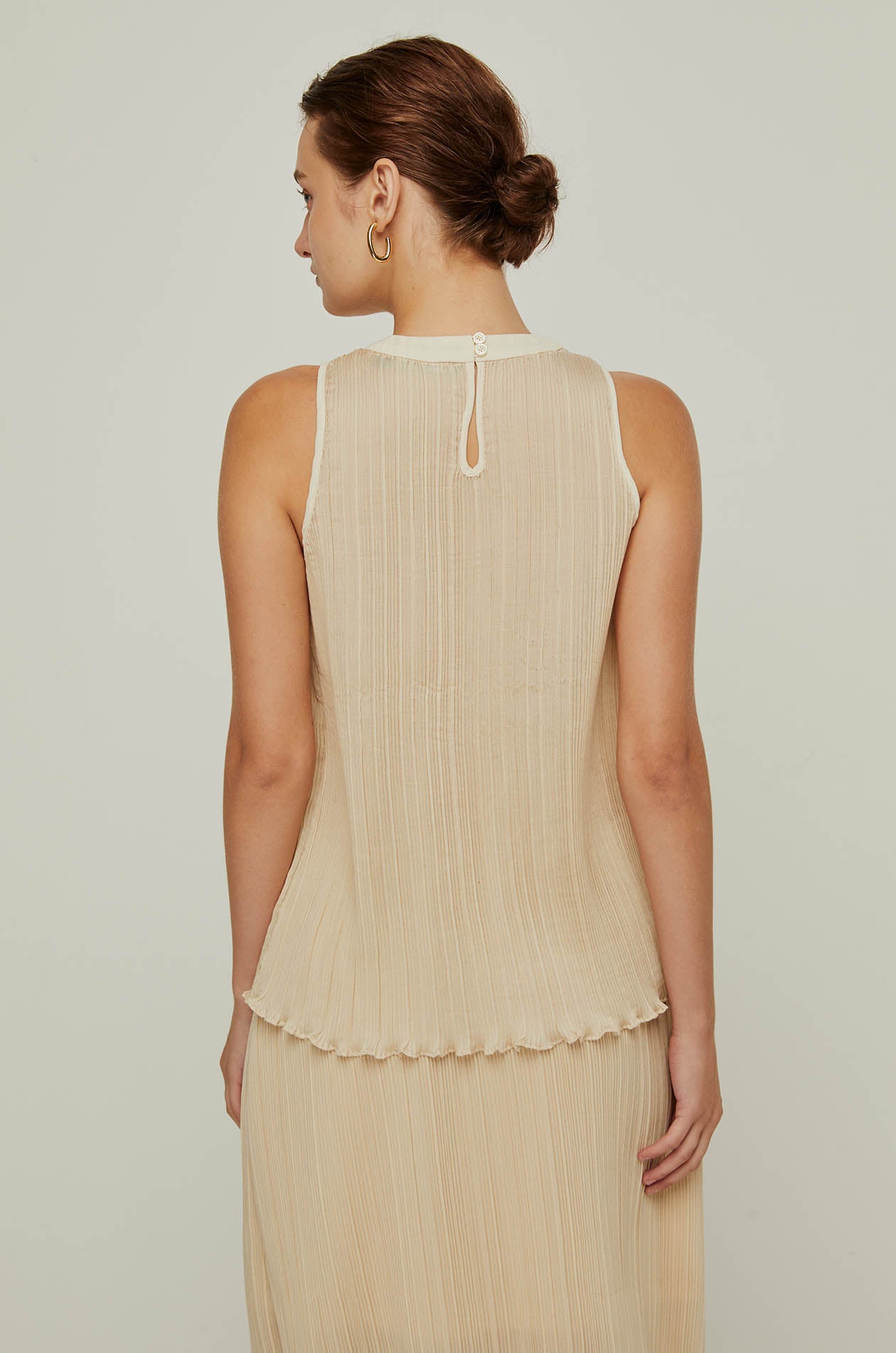 SLEEVELESS PLEATED BLOUSE