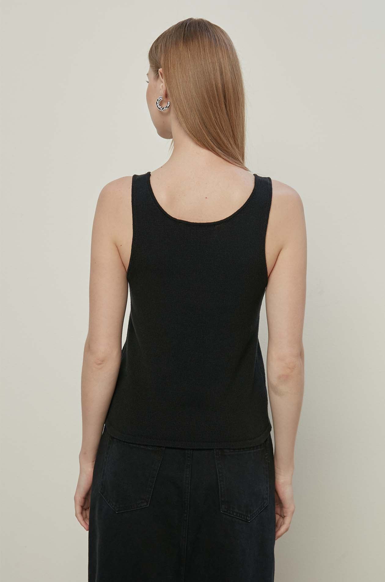 SLEEVELESS TEE
