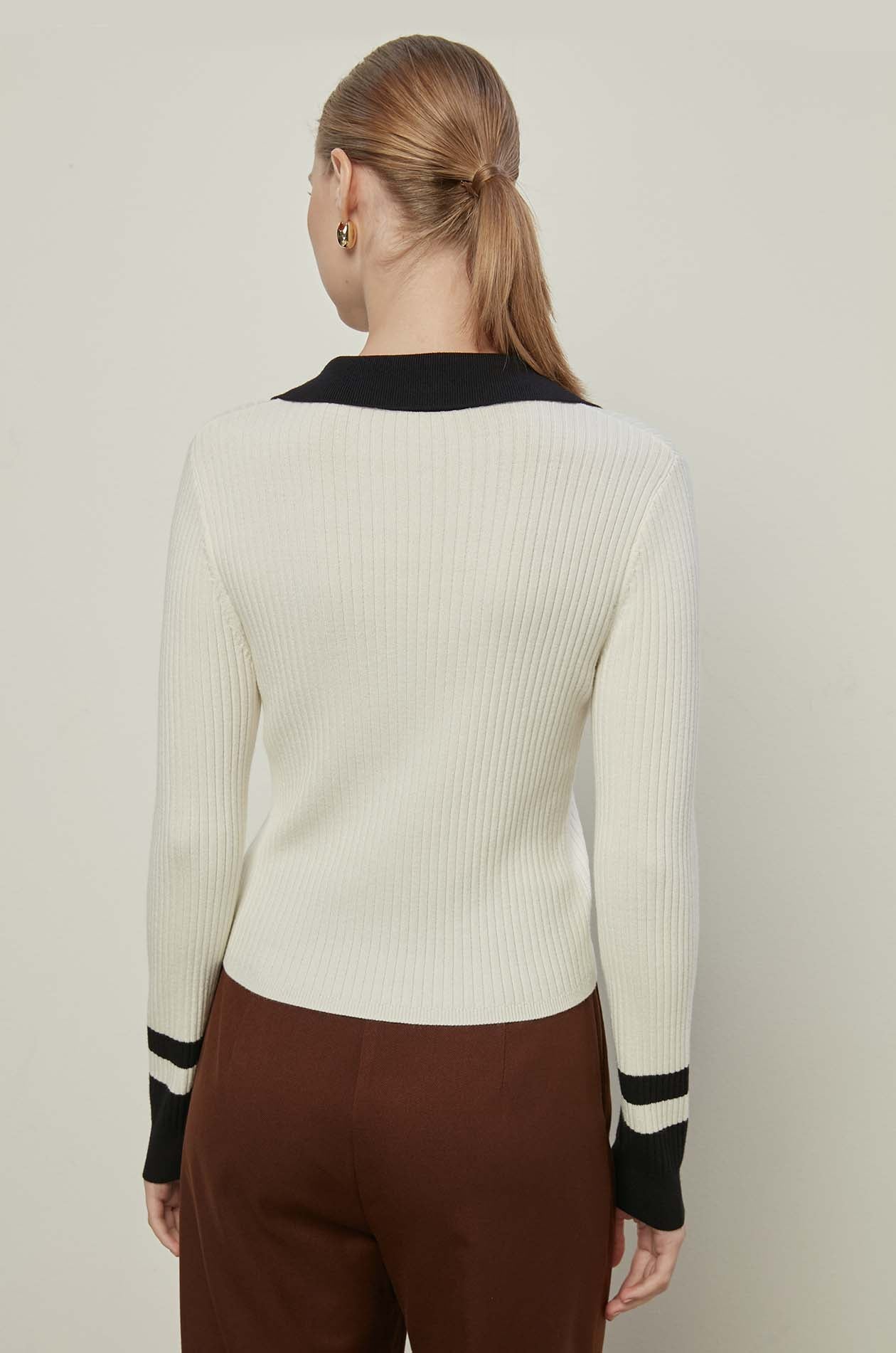 CONTRAST KNITTED TOP