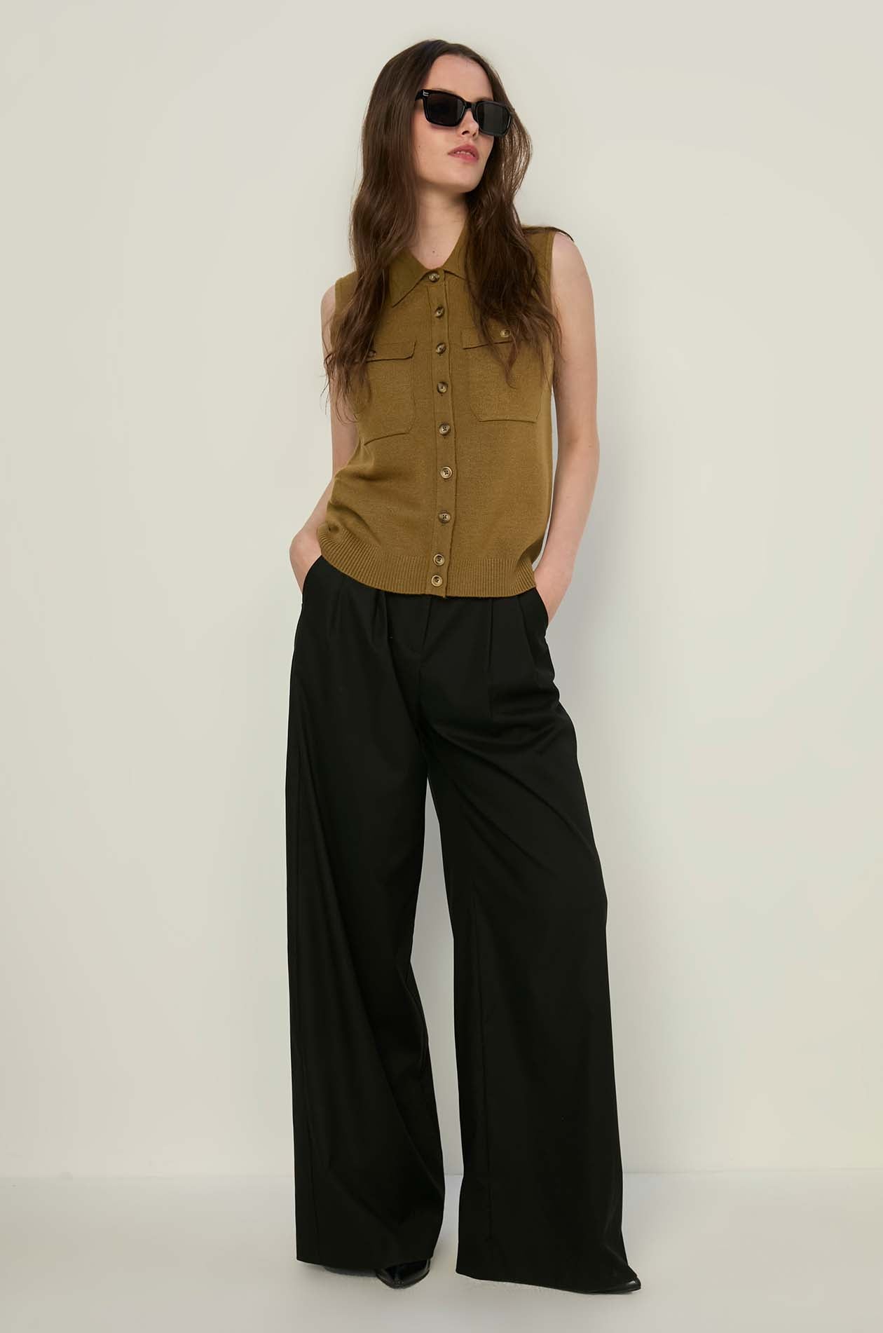 SLEEVELESS BUTTON-UP TOP