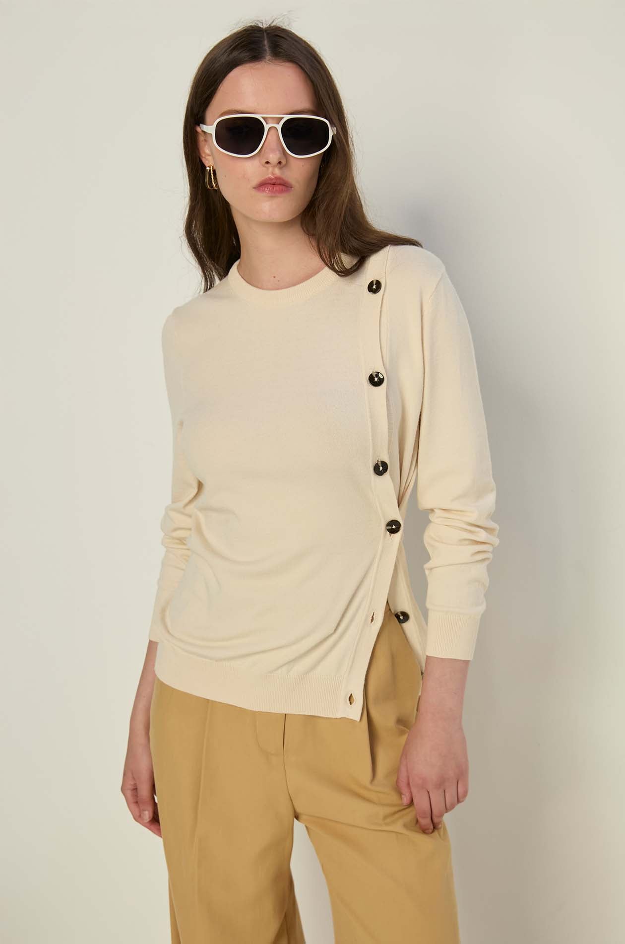 BUTTON-DETAIL TOP