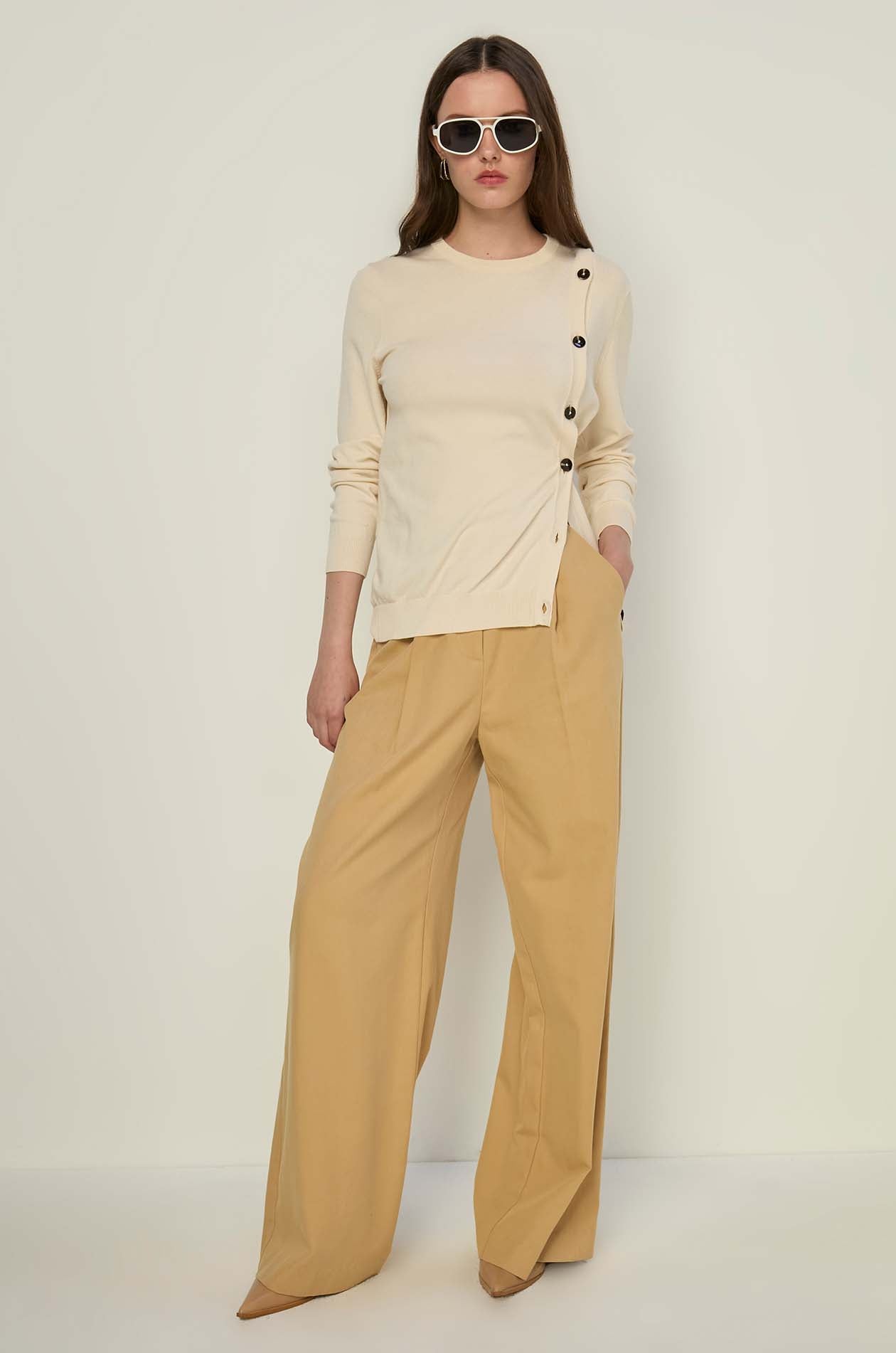 BUTTON-DETAIL TOP