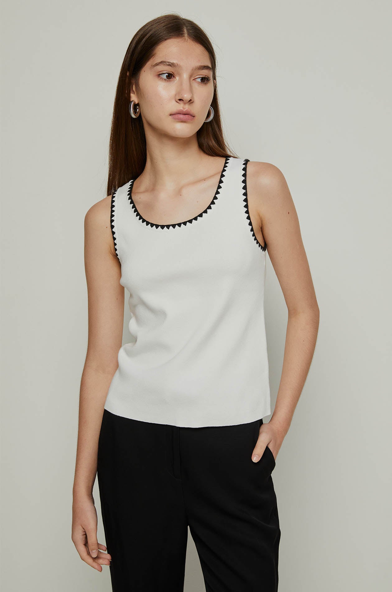CONTRAST TRIM SLEEVELESS KNITTED TOP