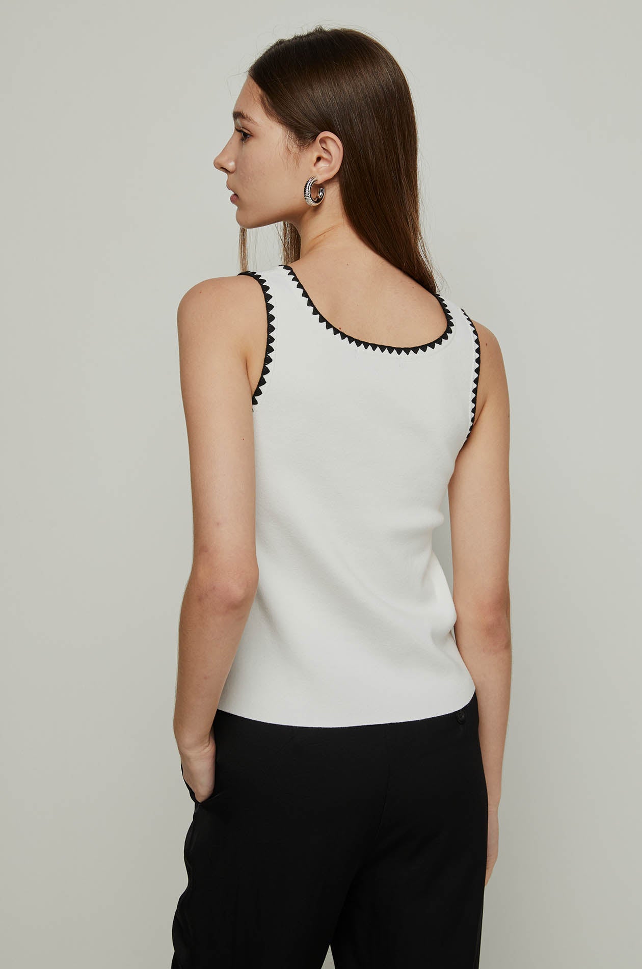 CONTRAST TRIM SLEEVELESS KNITTED TOP
