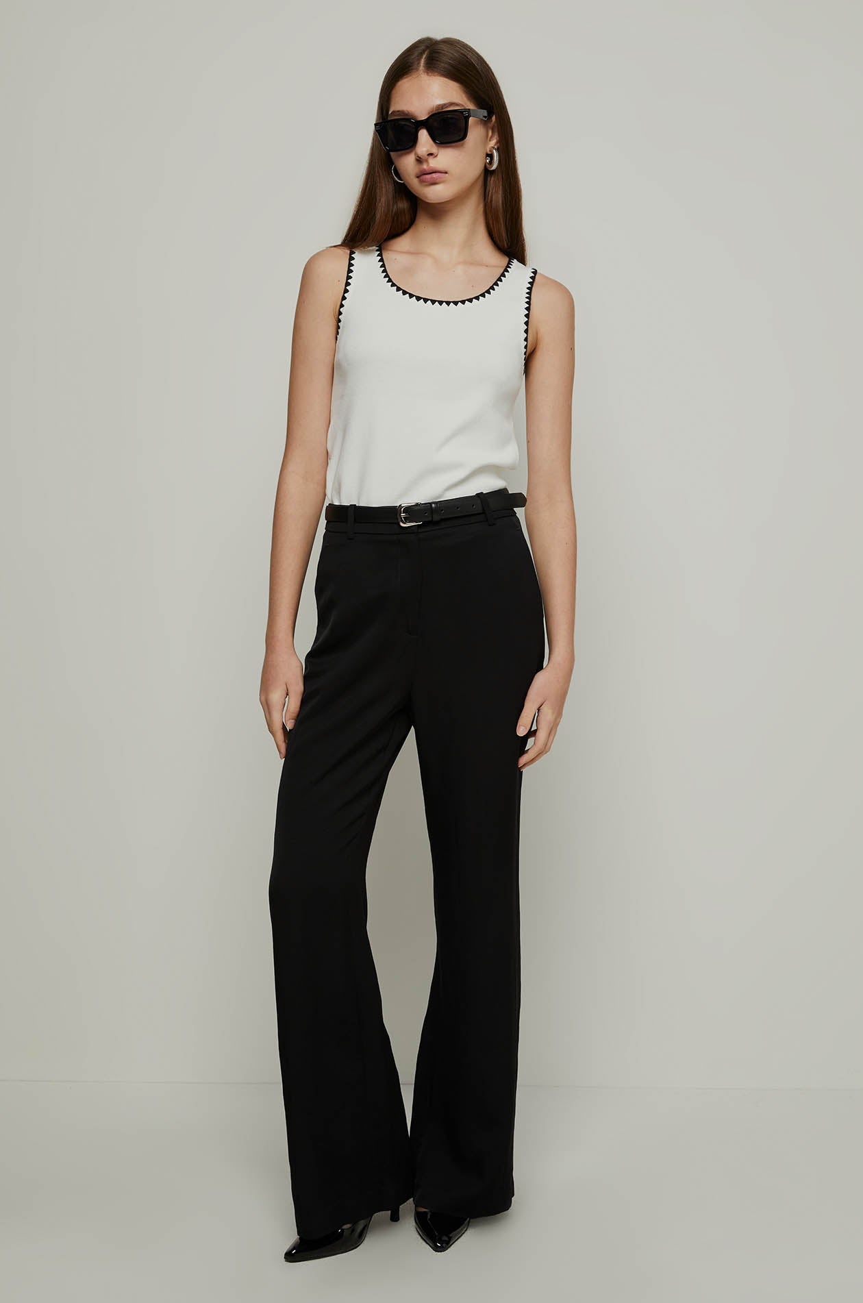 CONTRAST TRIM SLEEVELESS KNITTED TOP