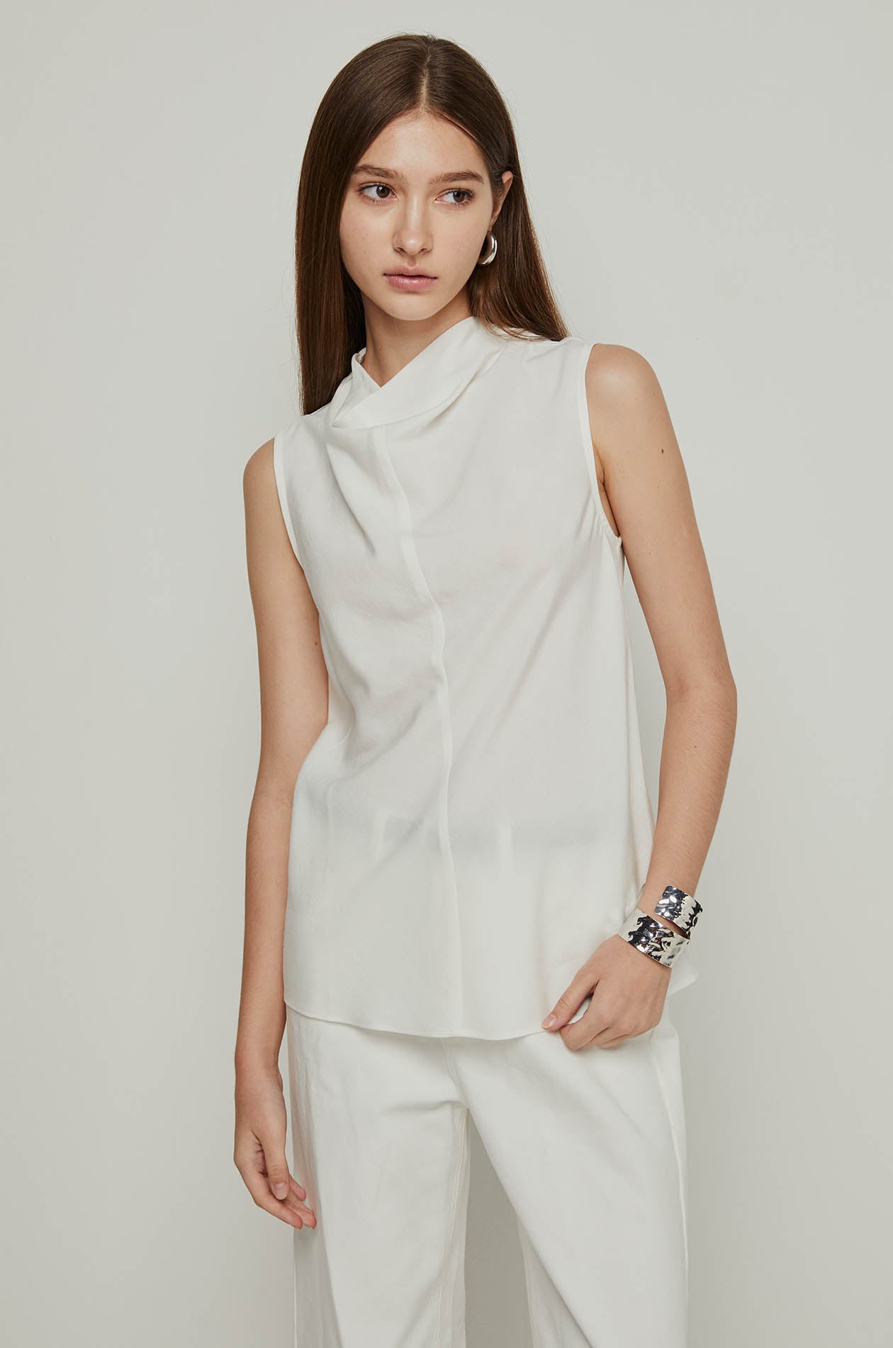SLEEVELESS MOCK NECK TOP