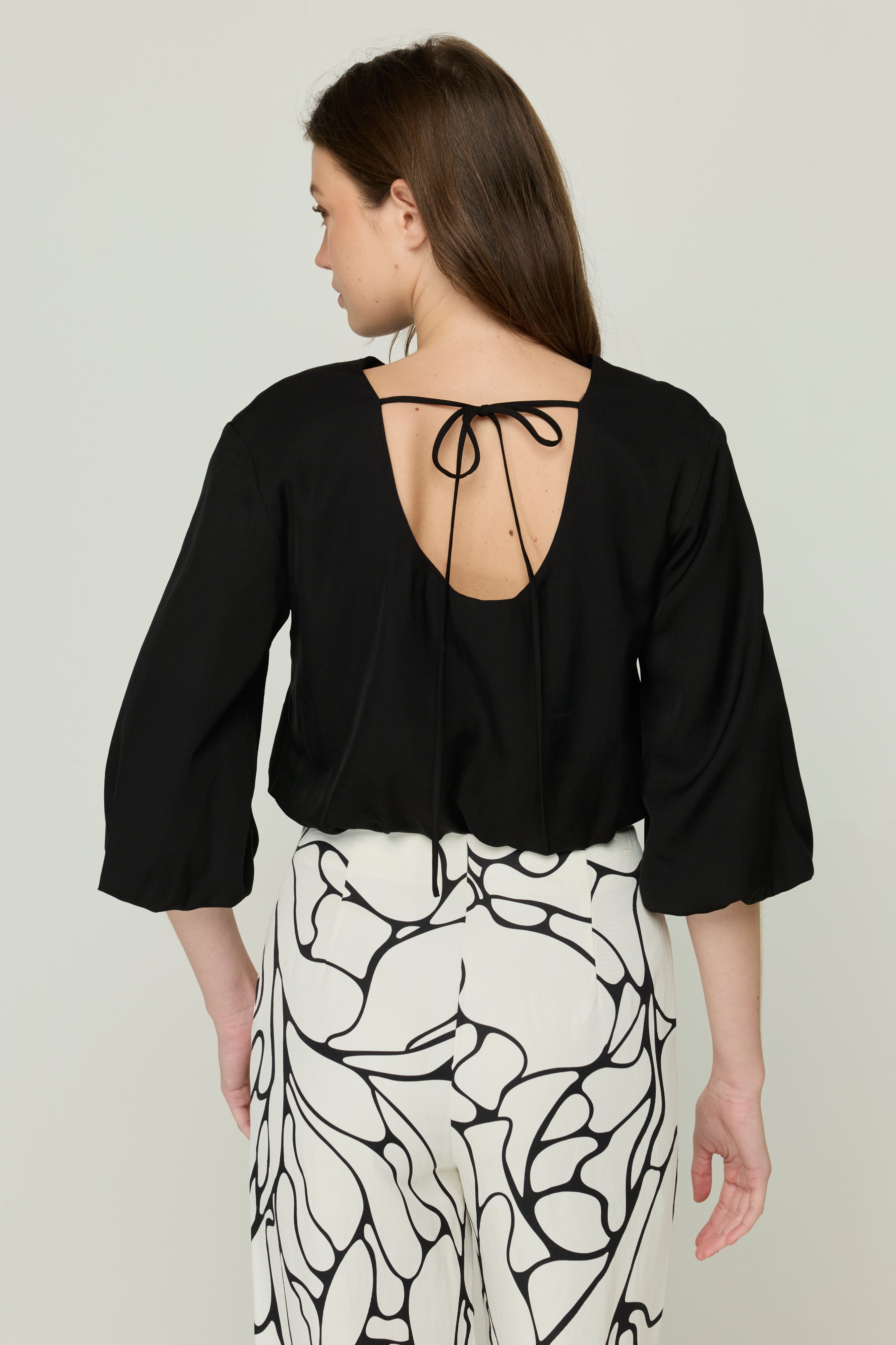 CROPPED BALLOON SLEEVE WRAP BLOUSE