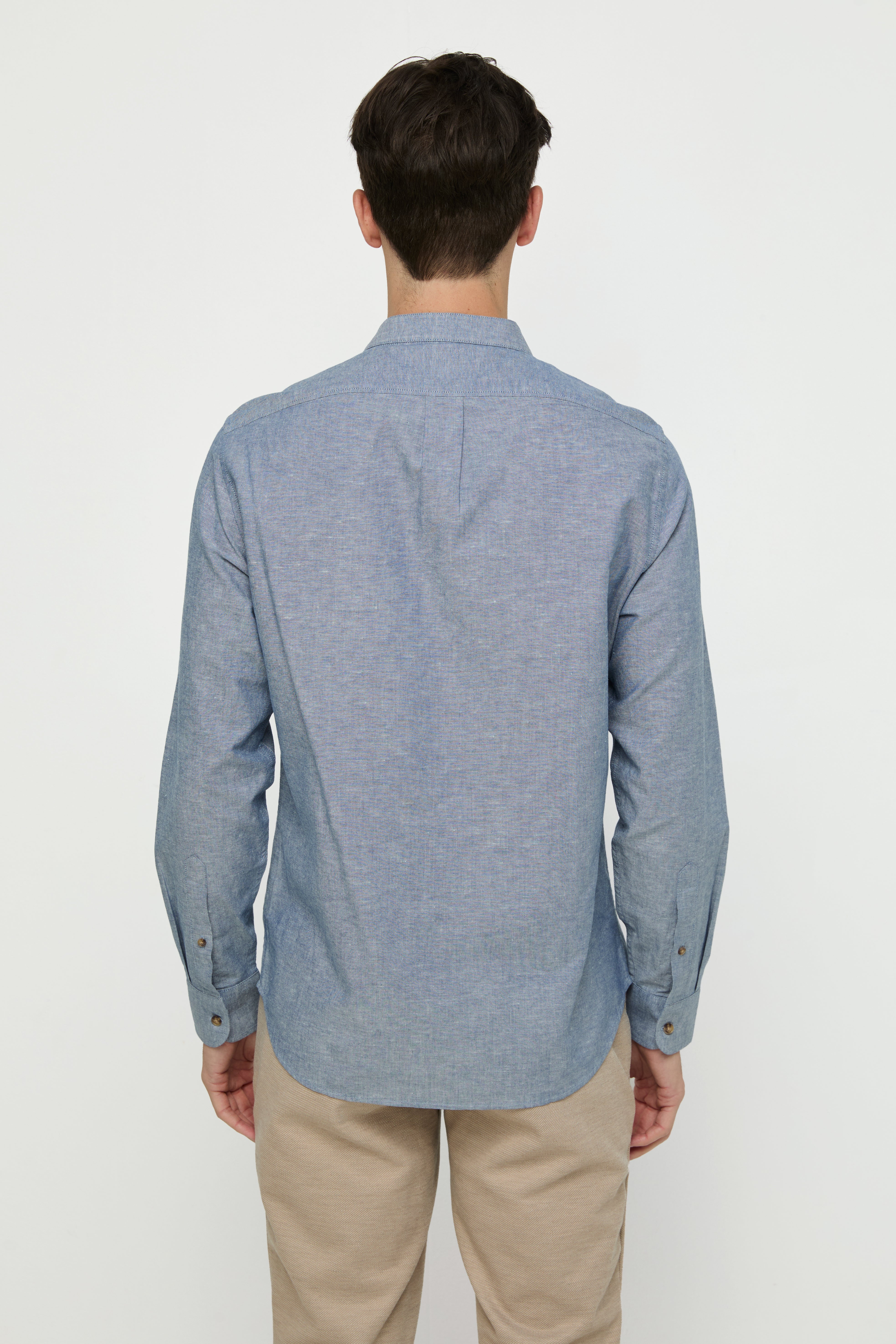 เสื้อเชิ้ตผ้าแชมเบรย์แขนยาวสีกรมท่า