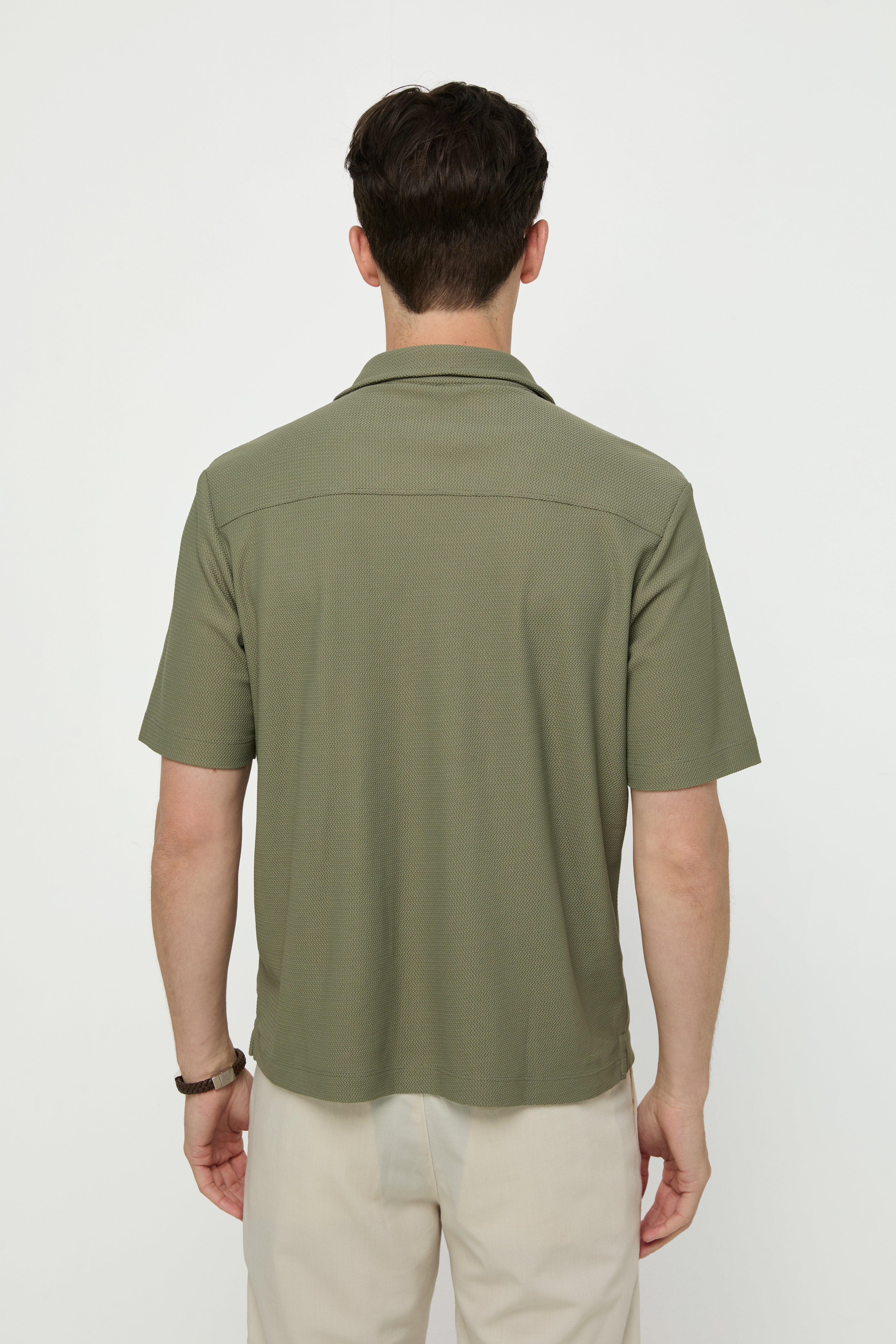 เสื้อเชิ้ตแขนสั้นมีกระเป๋าคู่