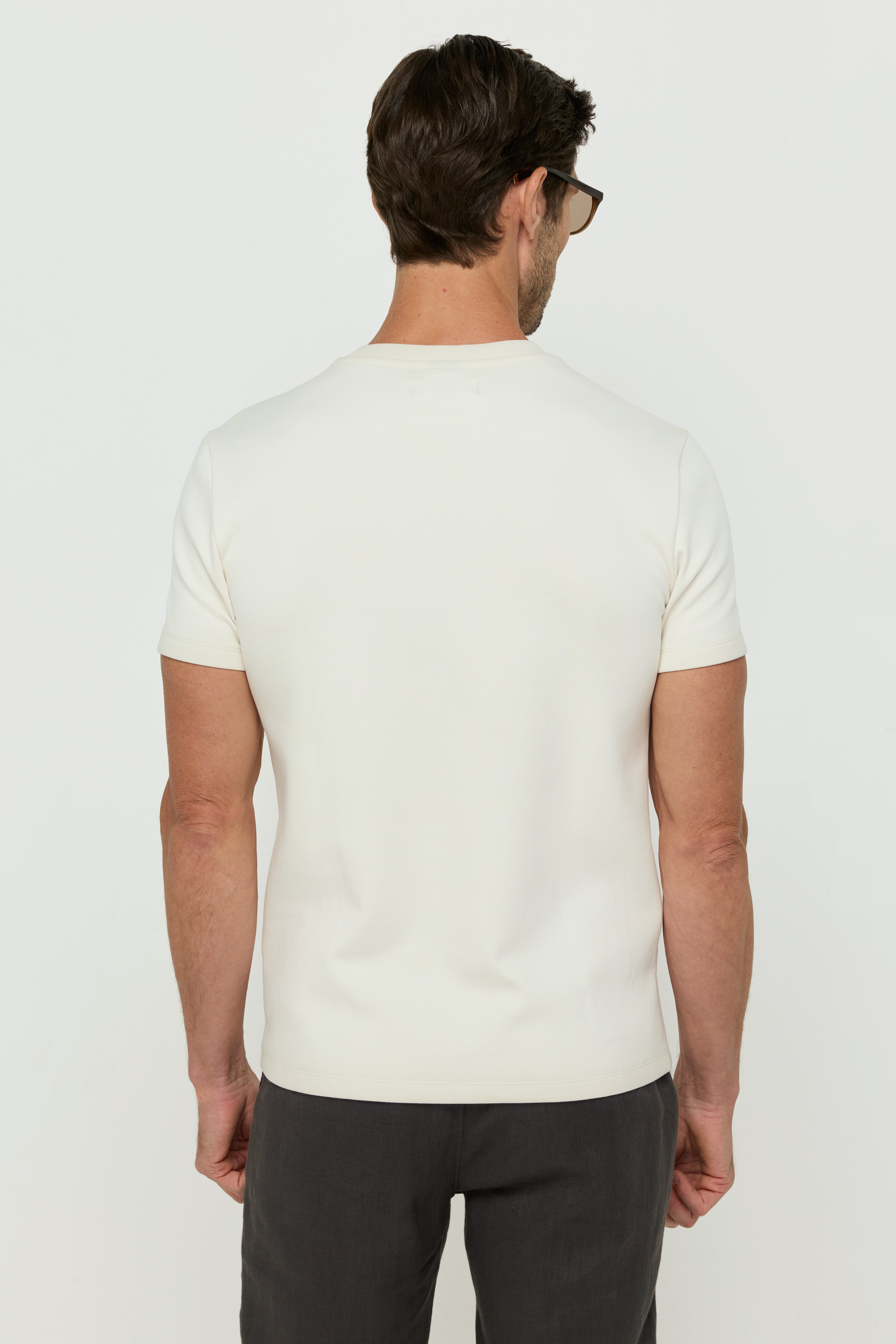 เสื้อยืดสีขาวพิมพ์ลายเรือ