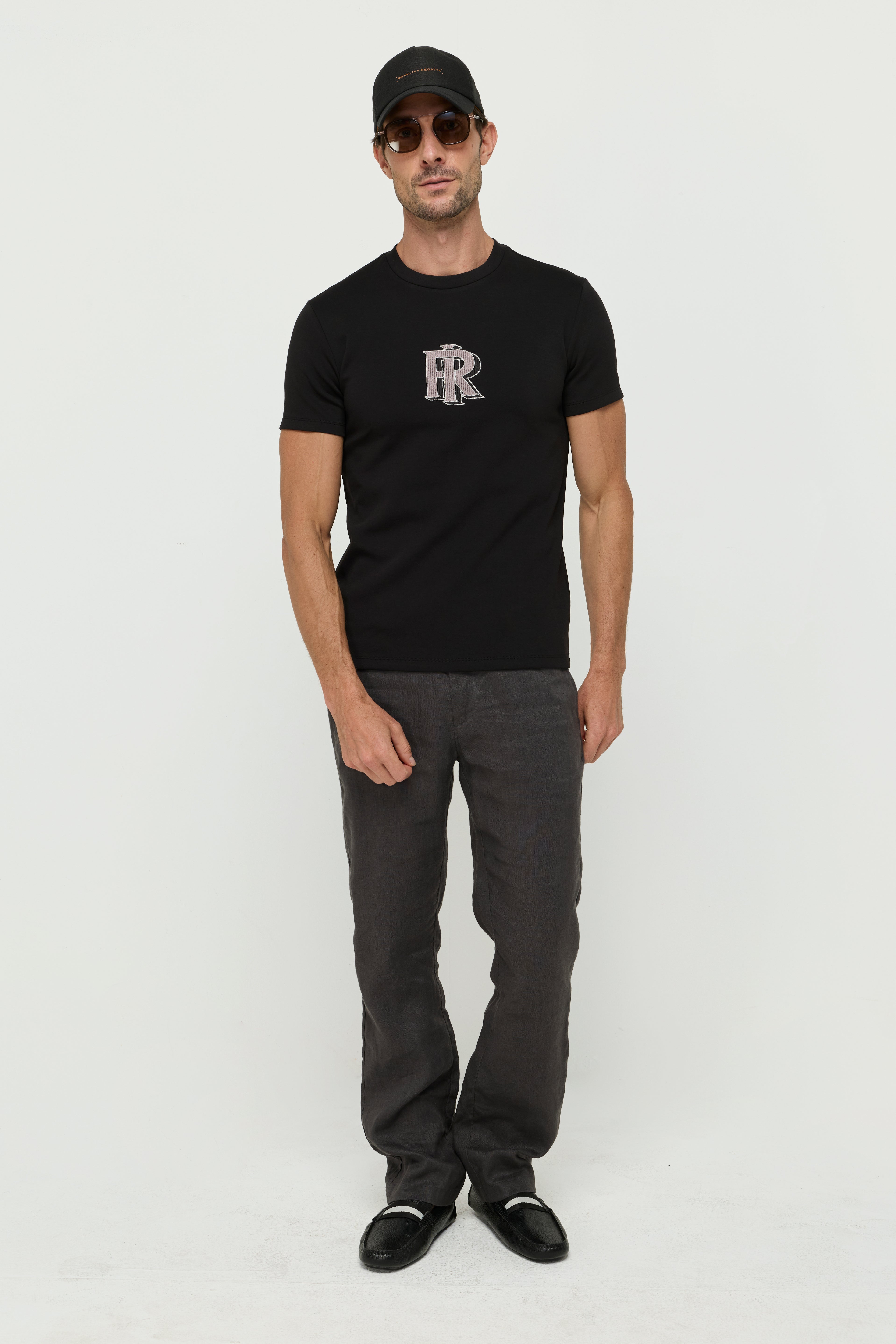 เสื้อยืดสีดำพิมพ์ลาย RIR