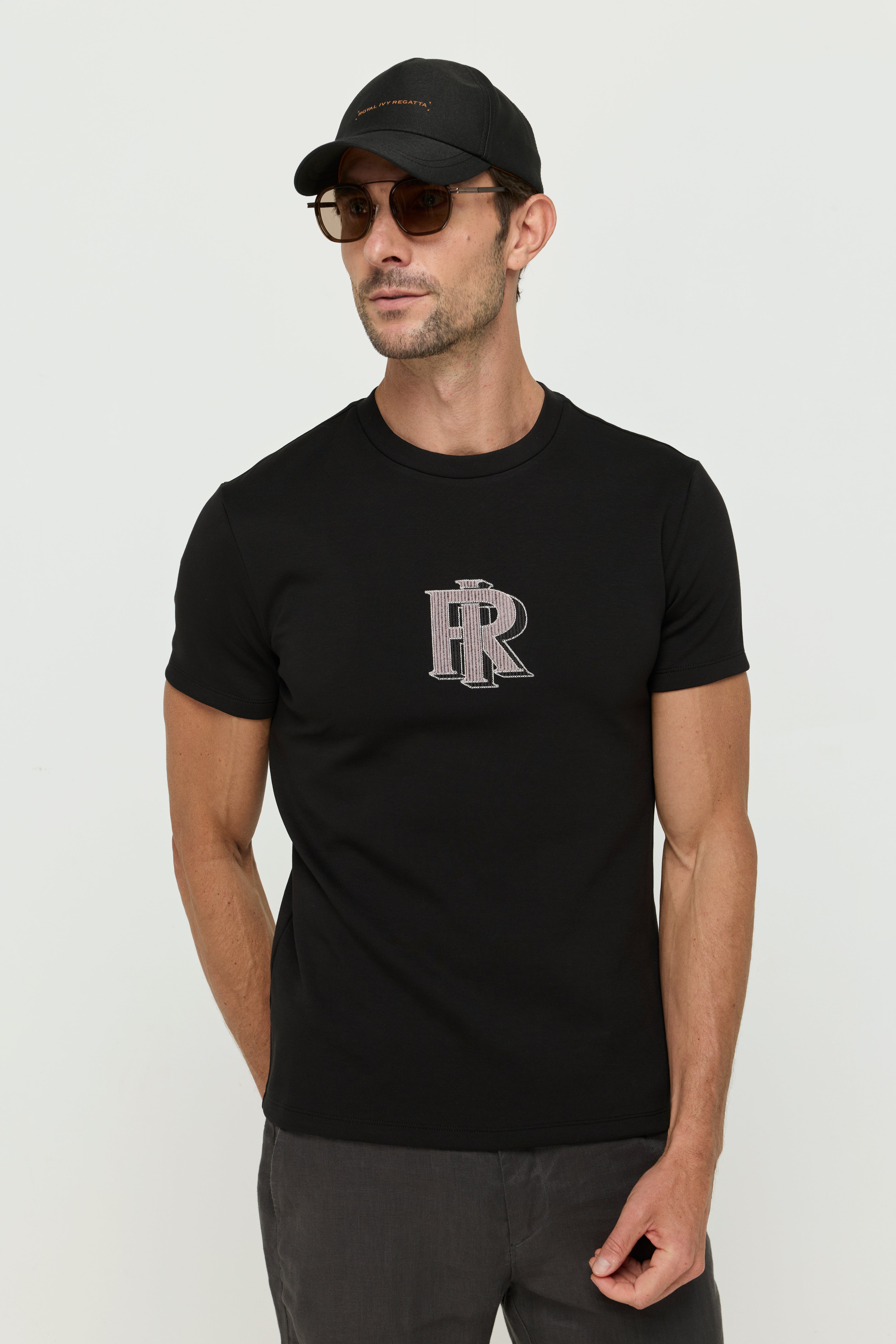 เสื้อยืดสีดำพิมพ์ลาย RIR