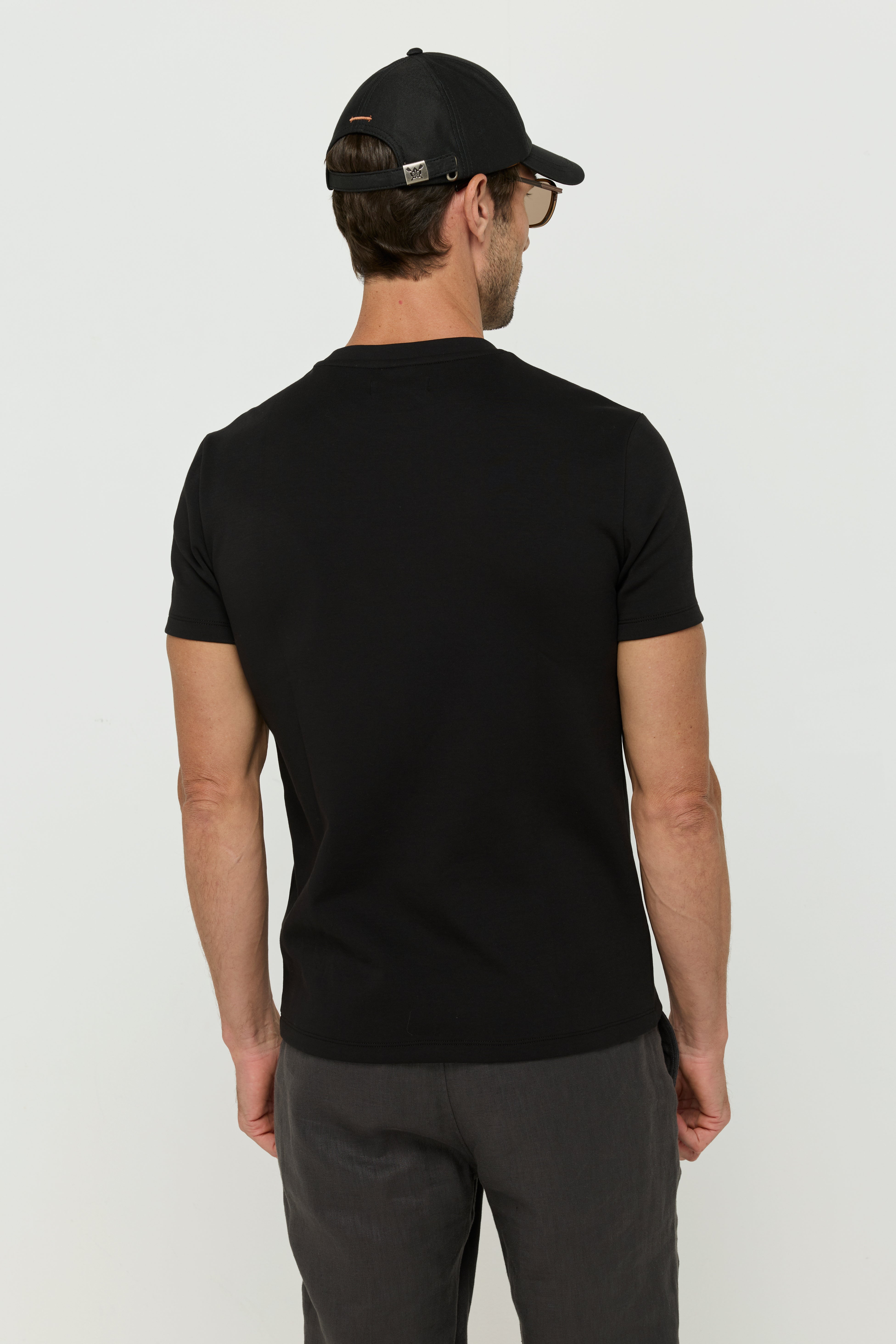 เสื้อยืดสีดำพิมพ์ลาย RIR