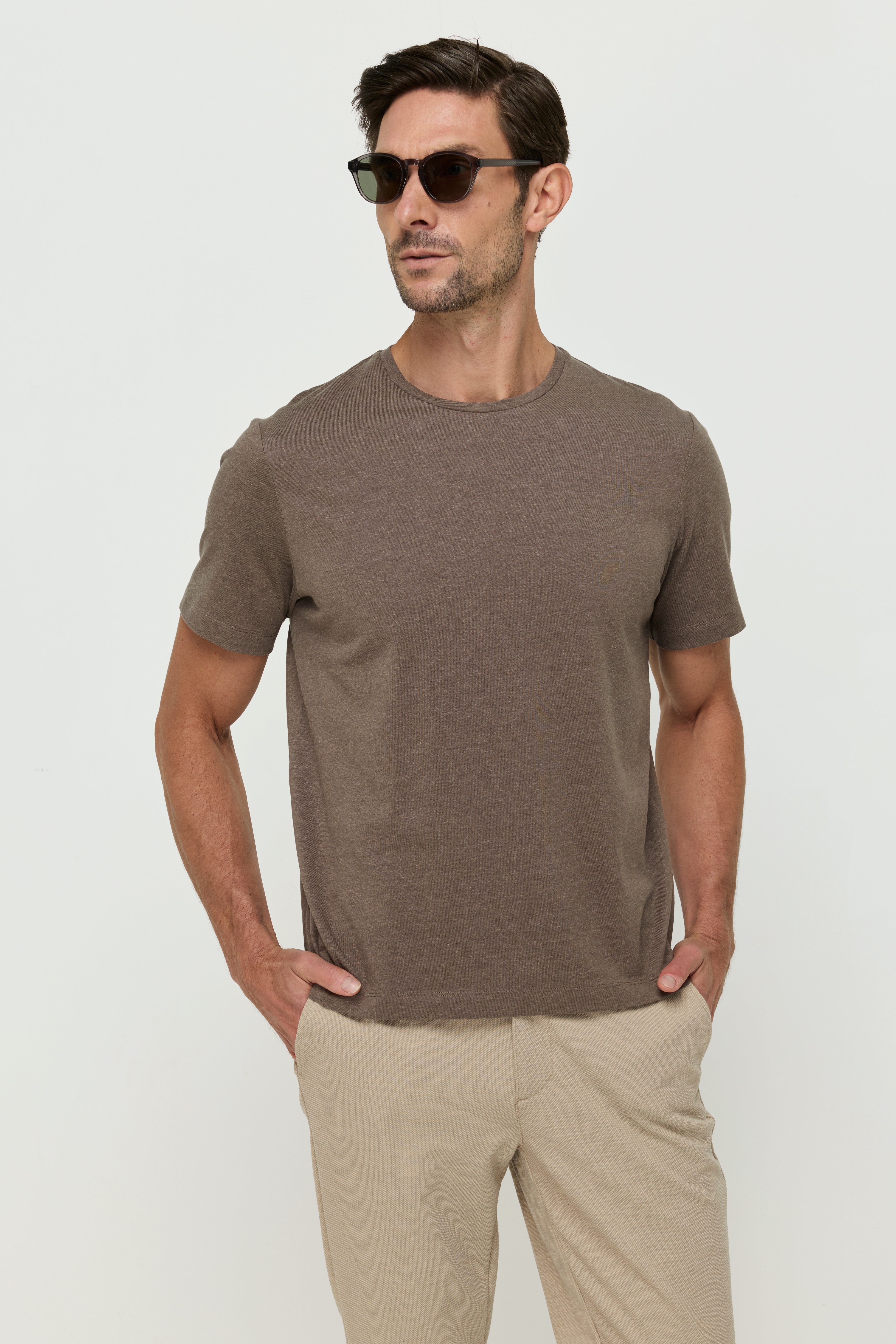 เสื้อยืดคอกลมมีกระเป๋า