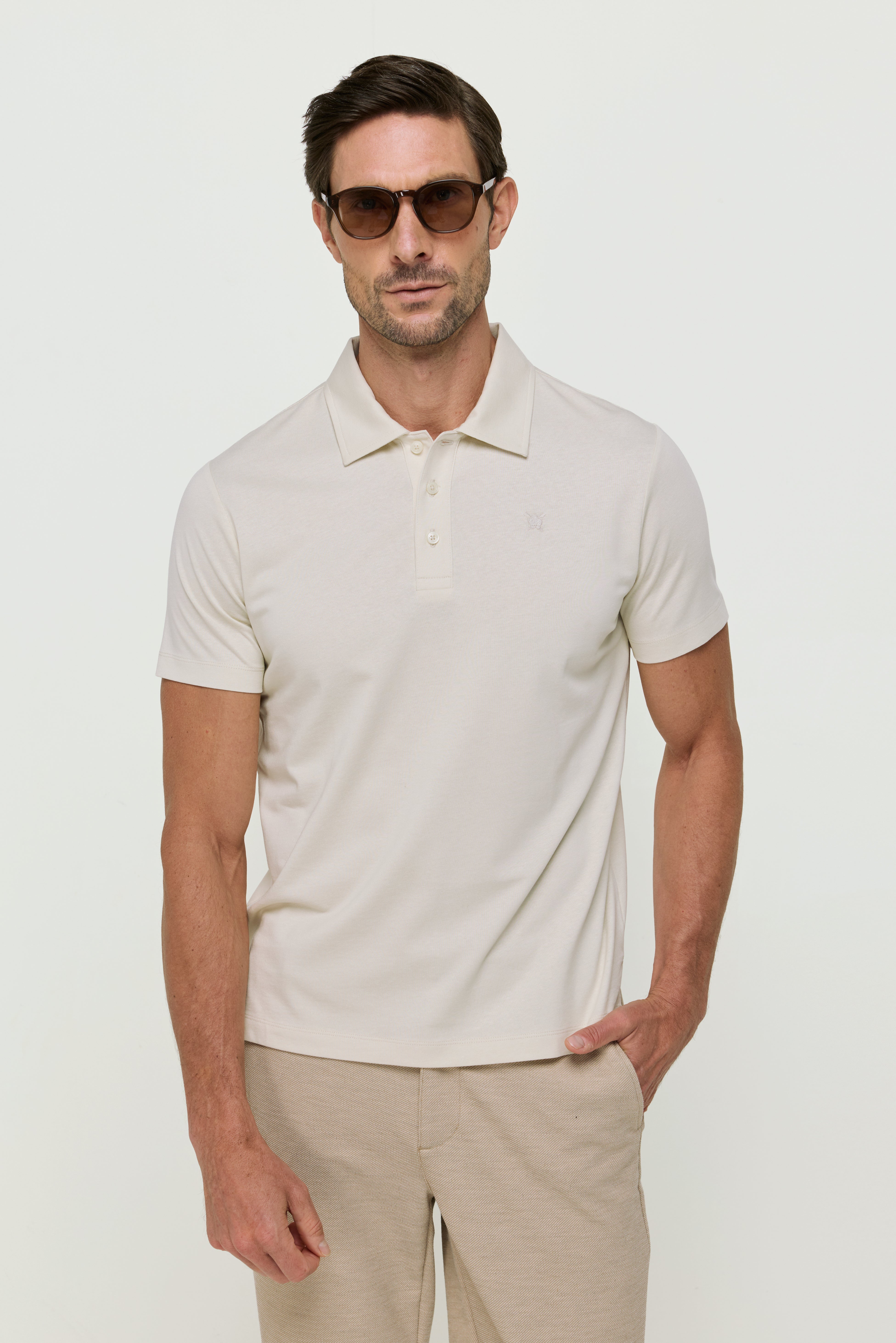 เสื้อโปโลผ้าลินินสีดำและขาว