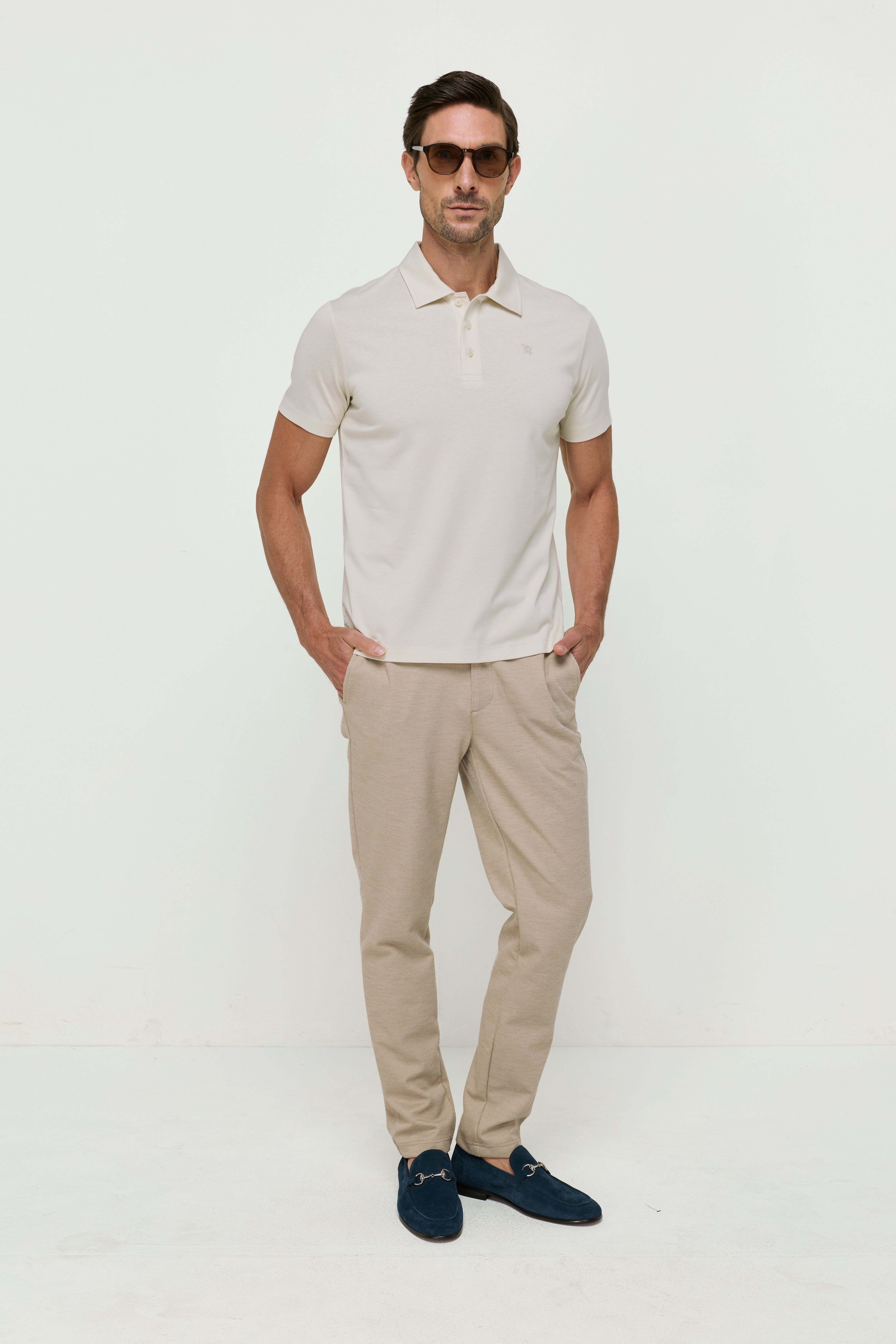 เสื้อโปโลผ้าลินินสีดำและขาว