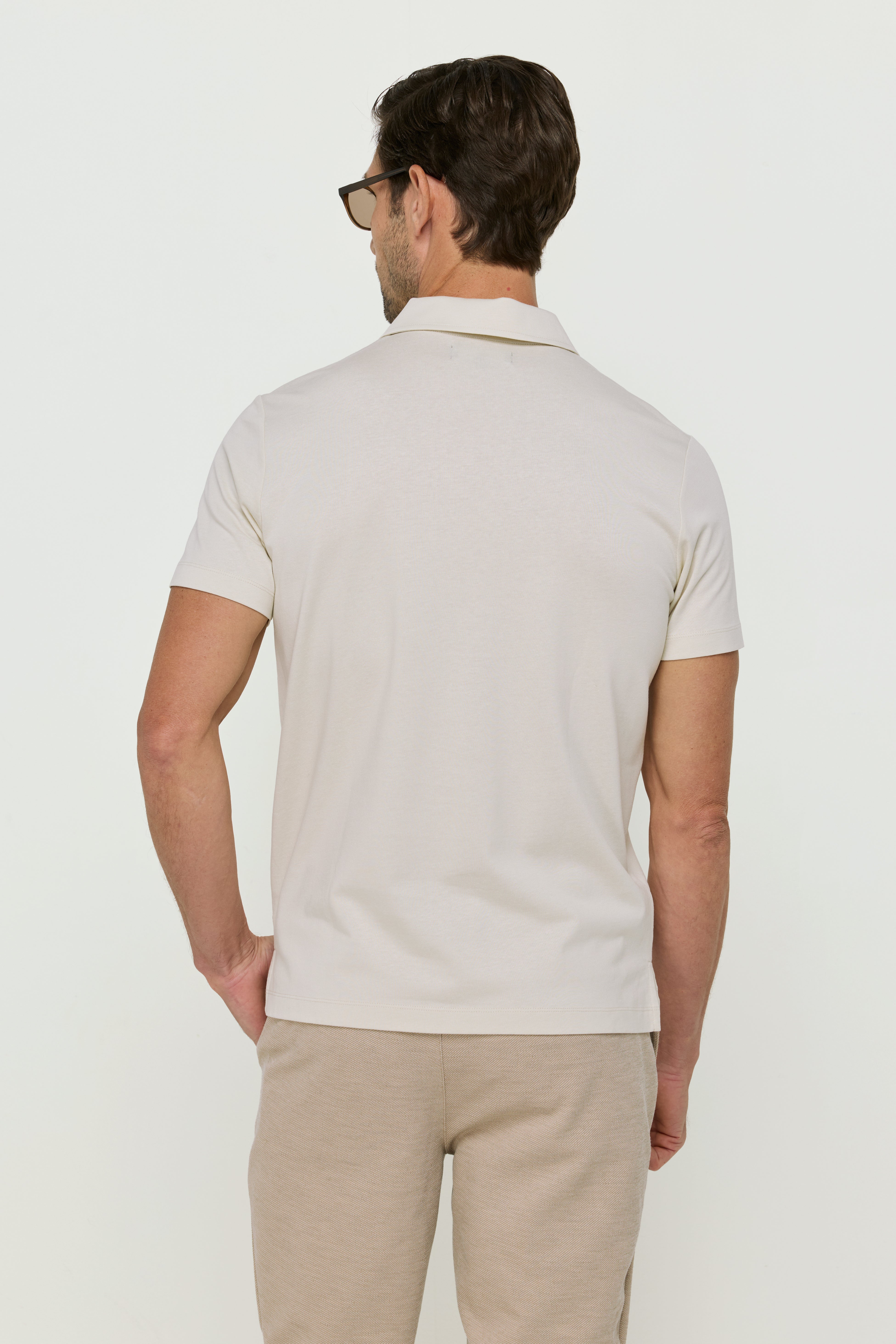 เสื้อโปโลผ้าลินินสีดำและขาว