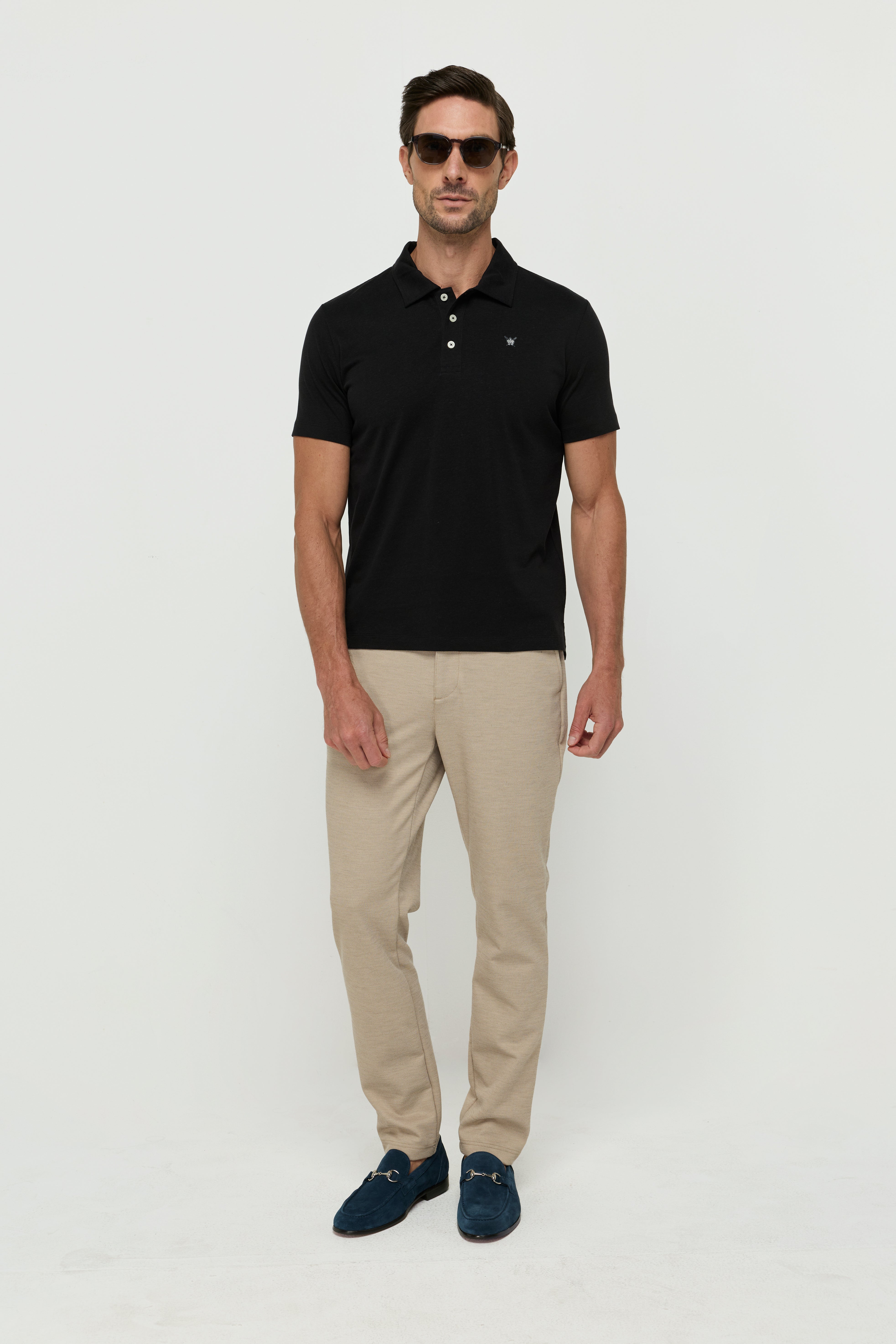 เสื้อโปโลผ้าลินินสีดำและขาว