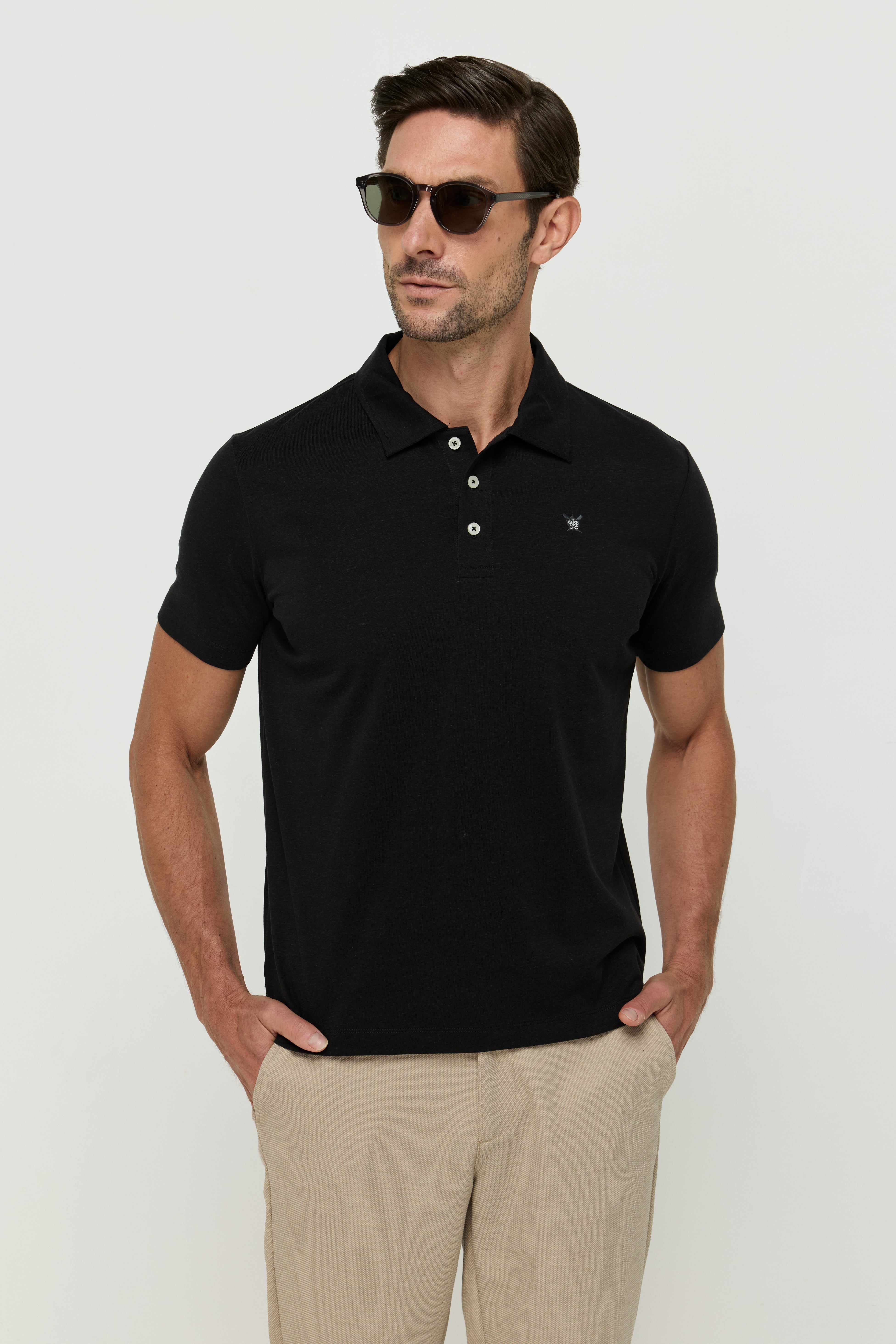 เสื้อโปโลผ้าลินินสีดำและขาว