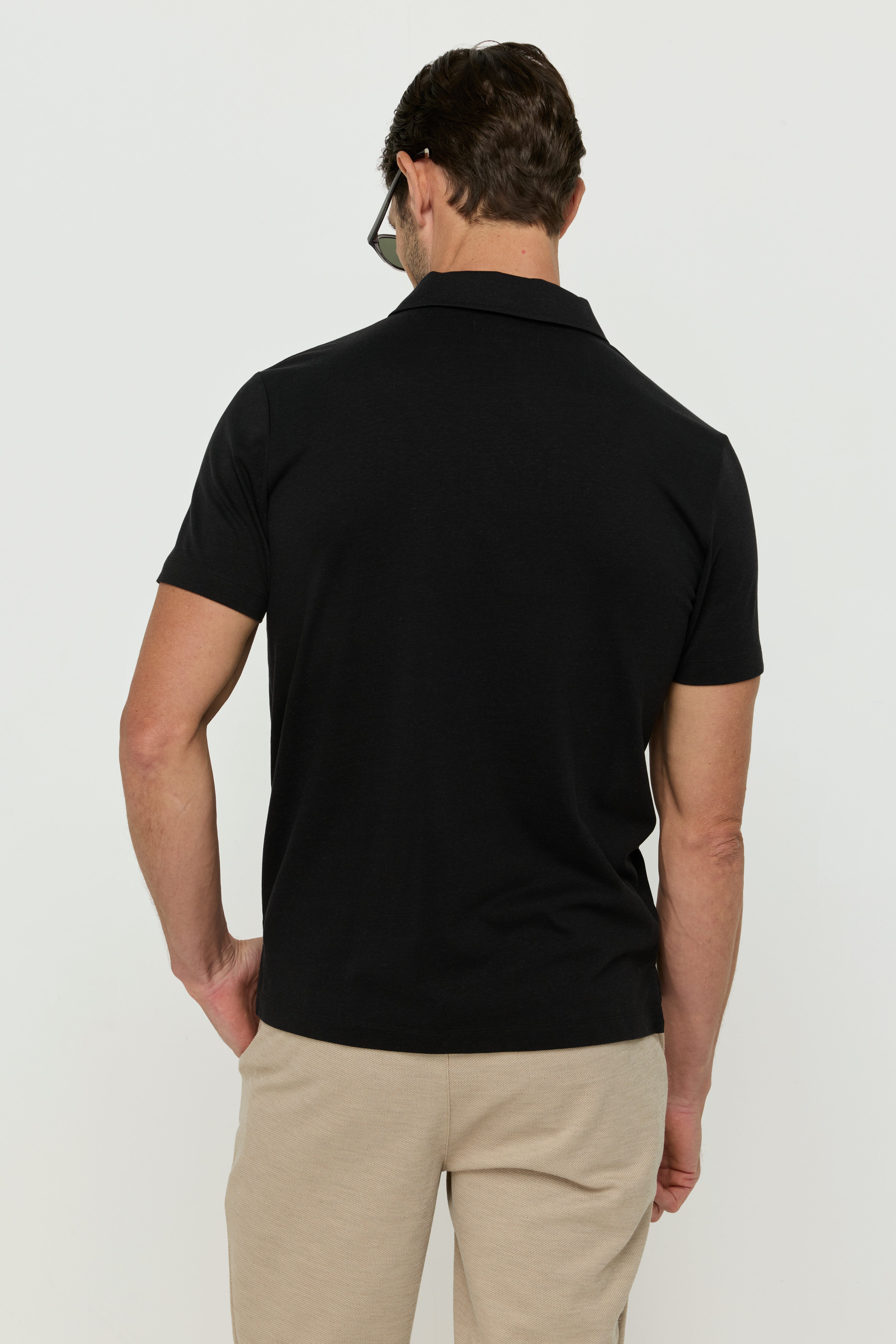 เสื้อโปโลผ้าลินินสีดำและขาว