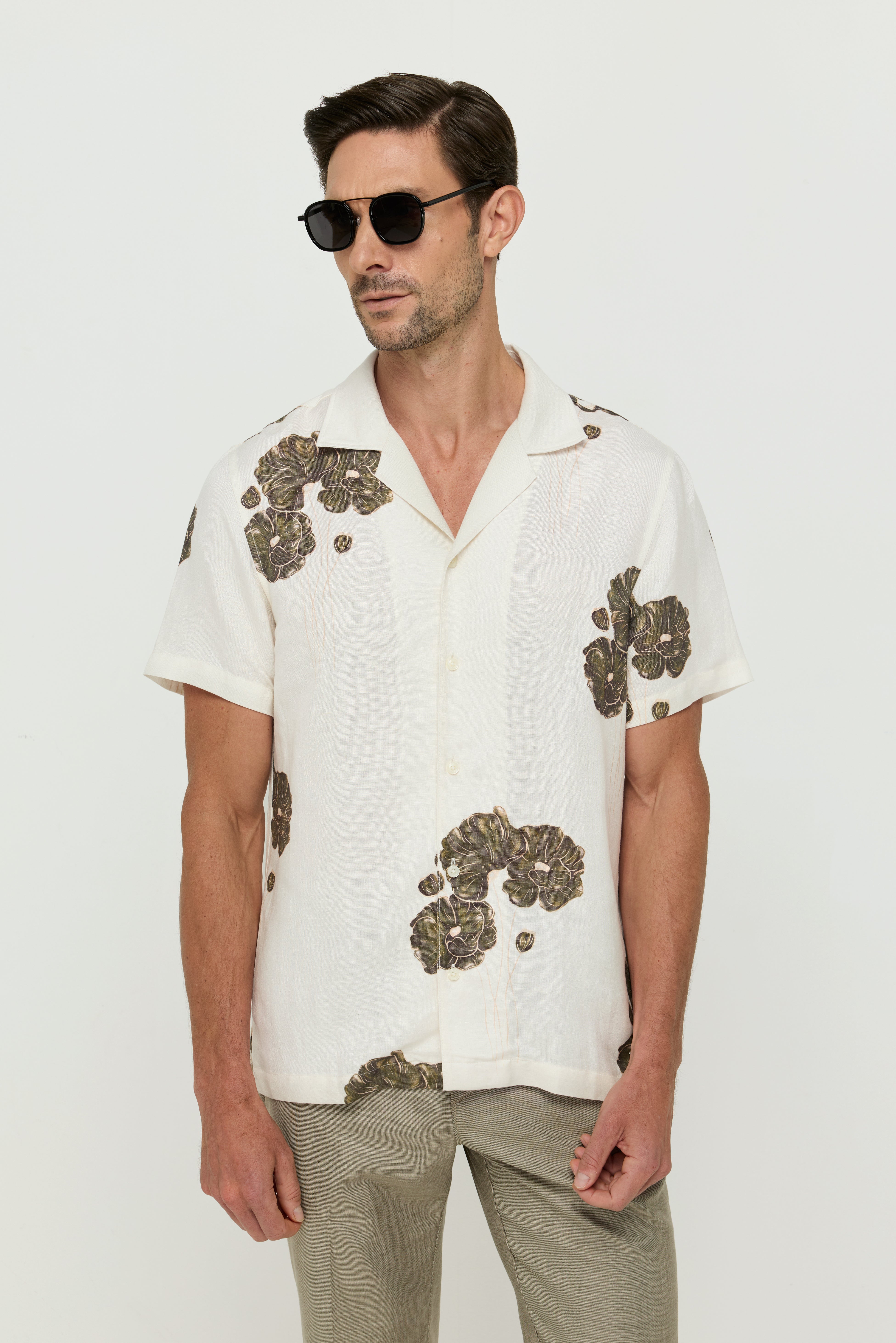 เสื้อเชิ้ตพิมพ์ลายดอกไม้