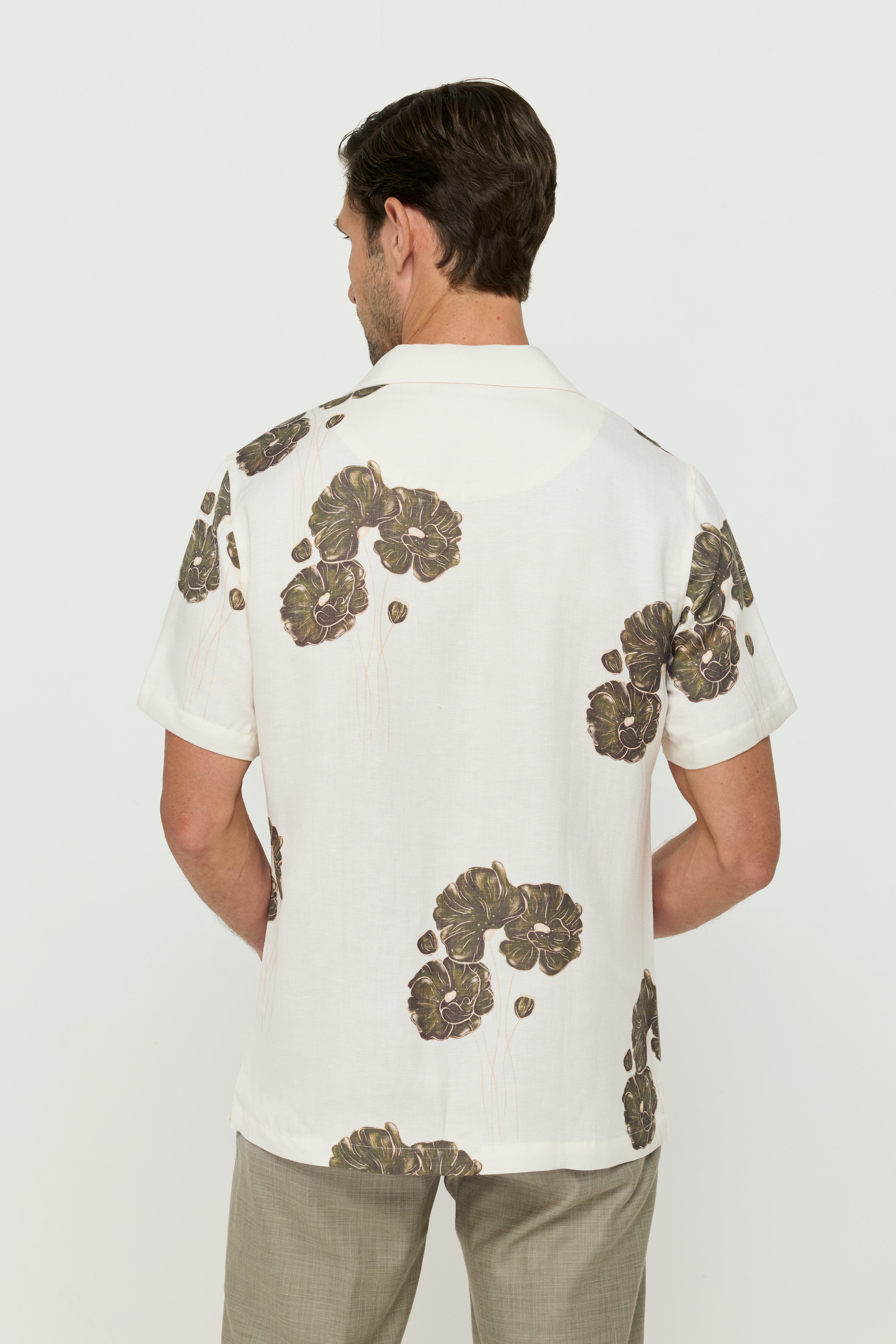 เสื้อเชิ้ตพิมพ์ลายดอกไม้