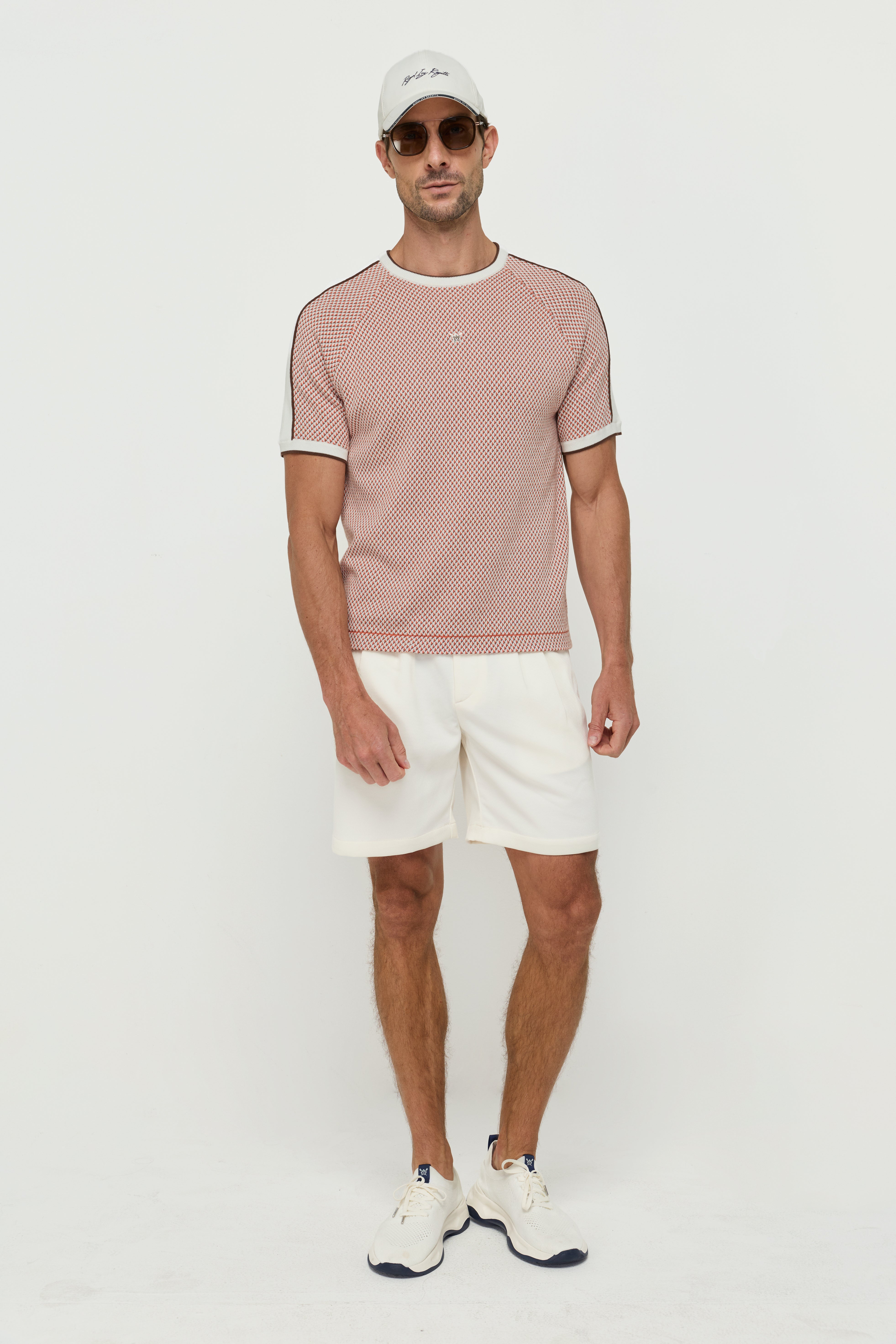 กางเกงขาสั้นสีขาวนวล