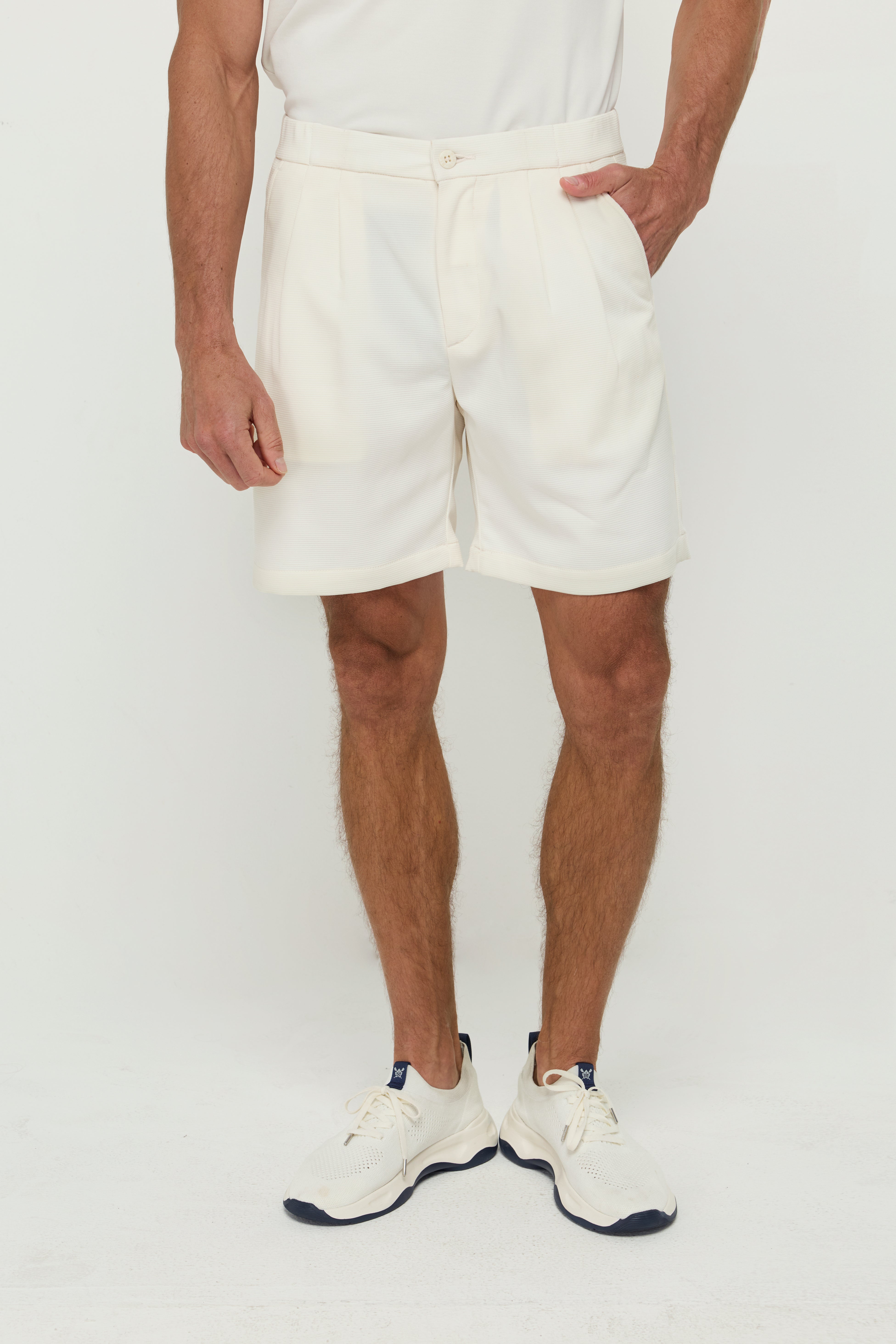 กางเกงขาสั้นสีขาวนวล