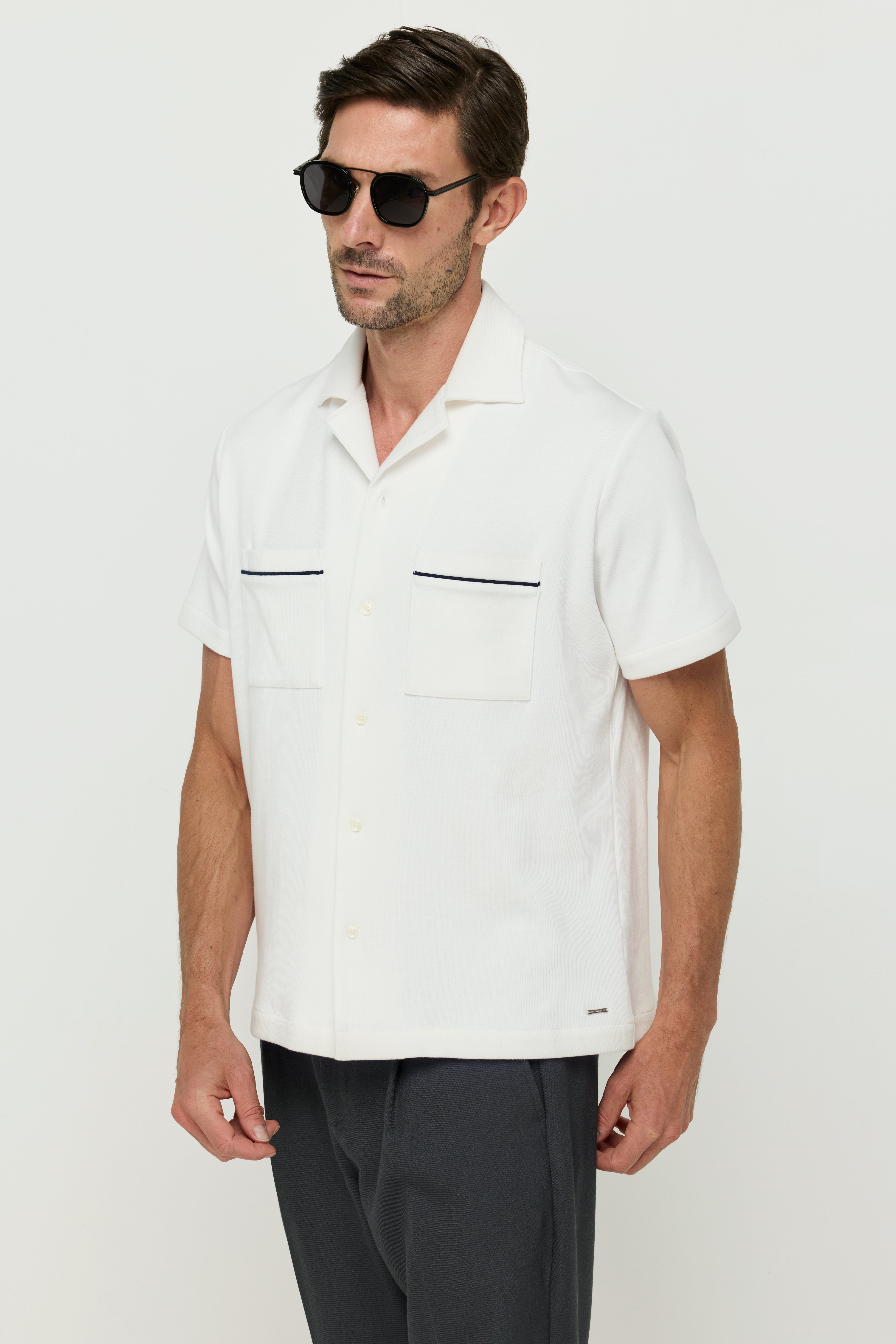 เสื้อเชิ้ตผ้าถักลายริบพร้อมกระเป๋าคู่