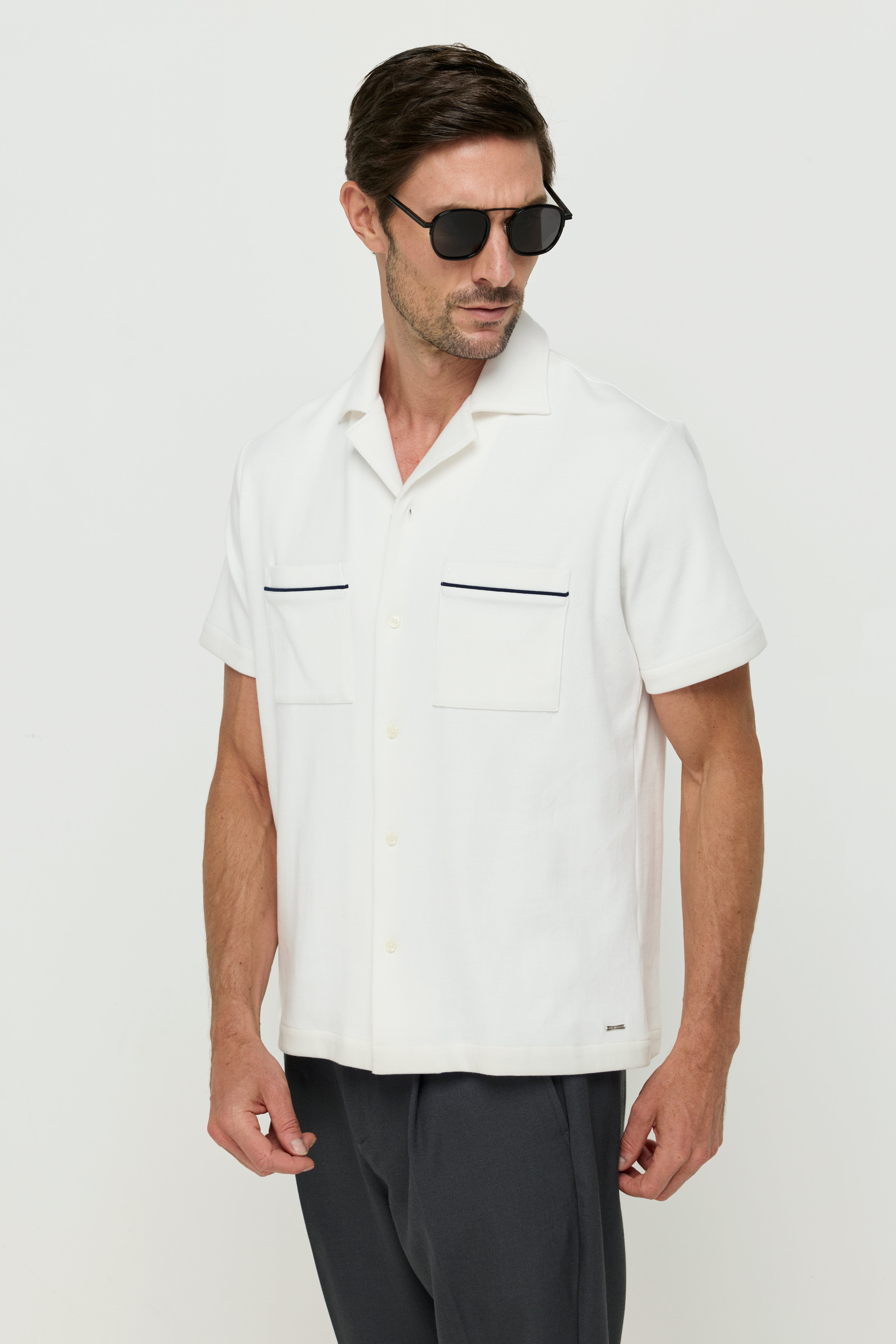 เสื้อเชิ้ตผ้าถักลายริบพร้อมกระเป๋าคู่