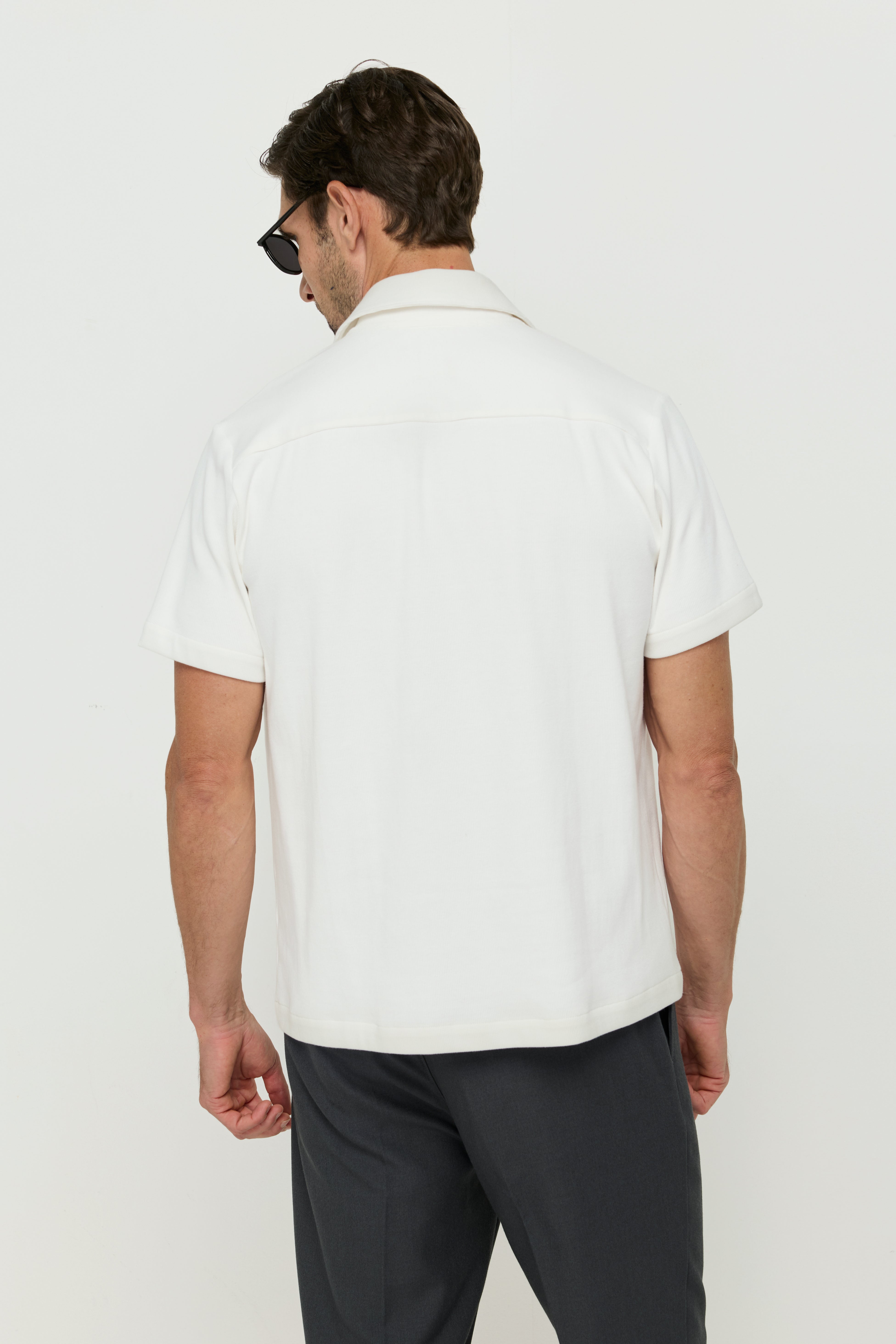 เสื้อเชิ้ตผ้าถักลายริบพร้อมกระเป๋าคู่