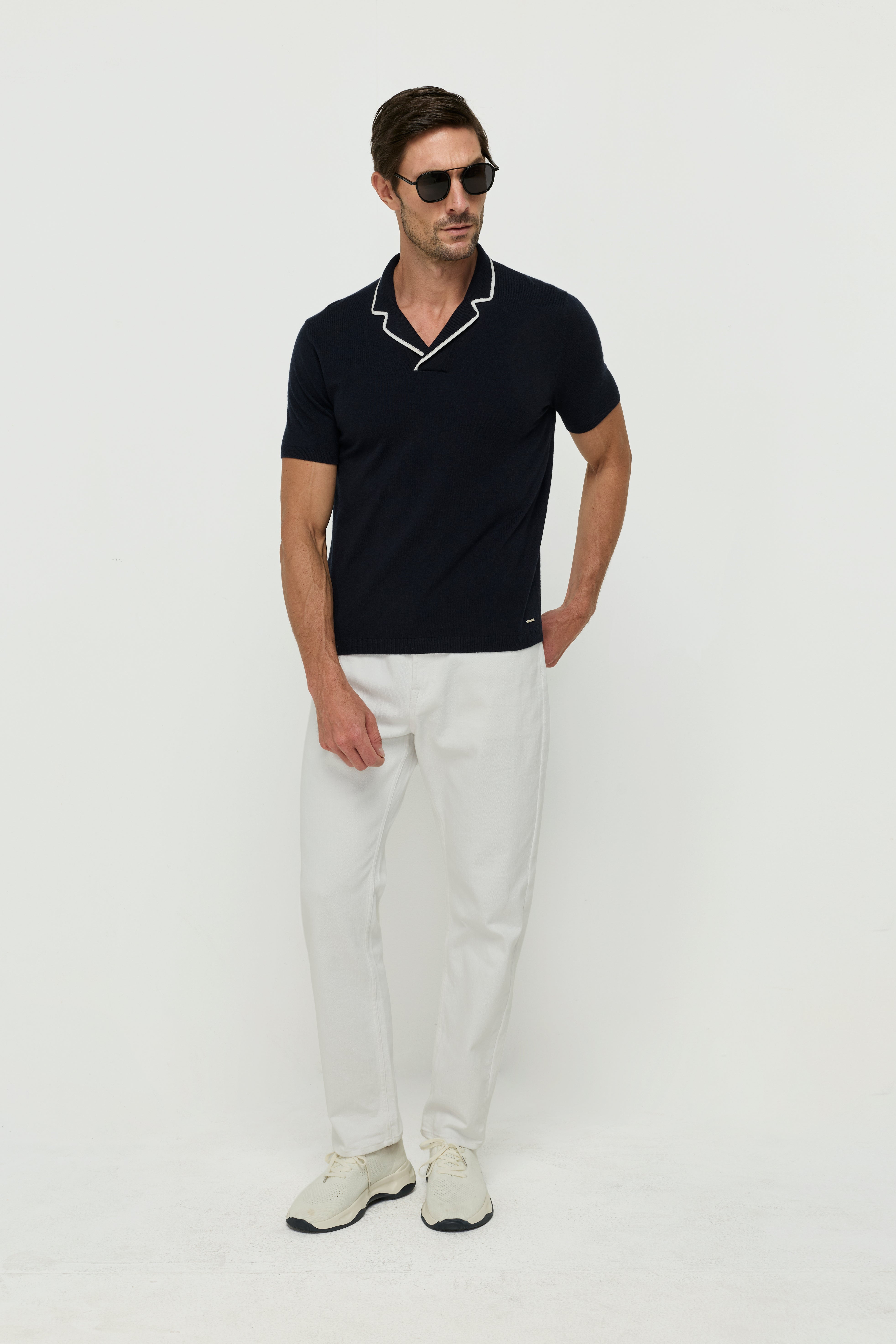 เสื้อโปโลคอปกแบบมีรอยบาก ทำจากผ้าถัก