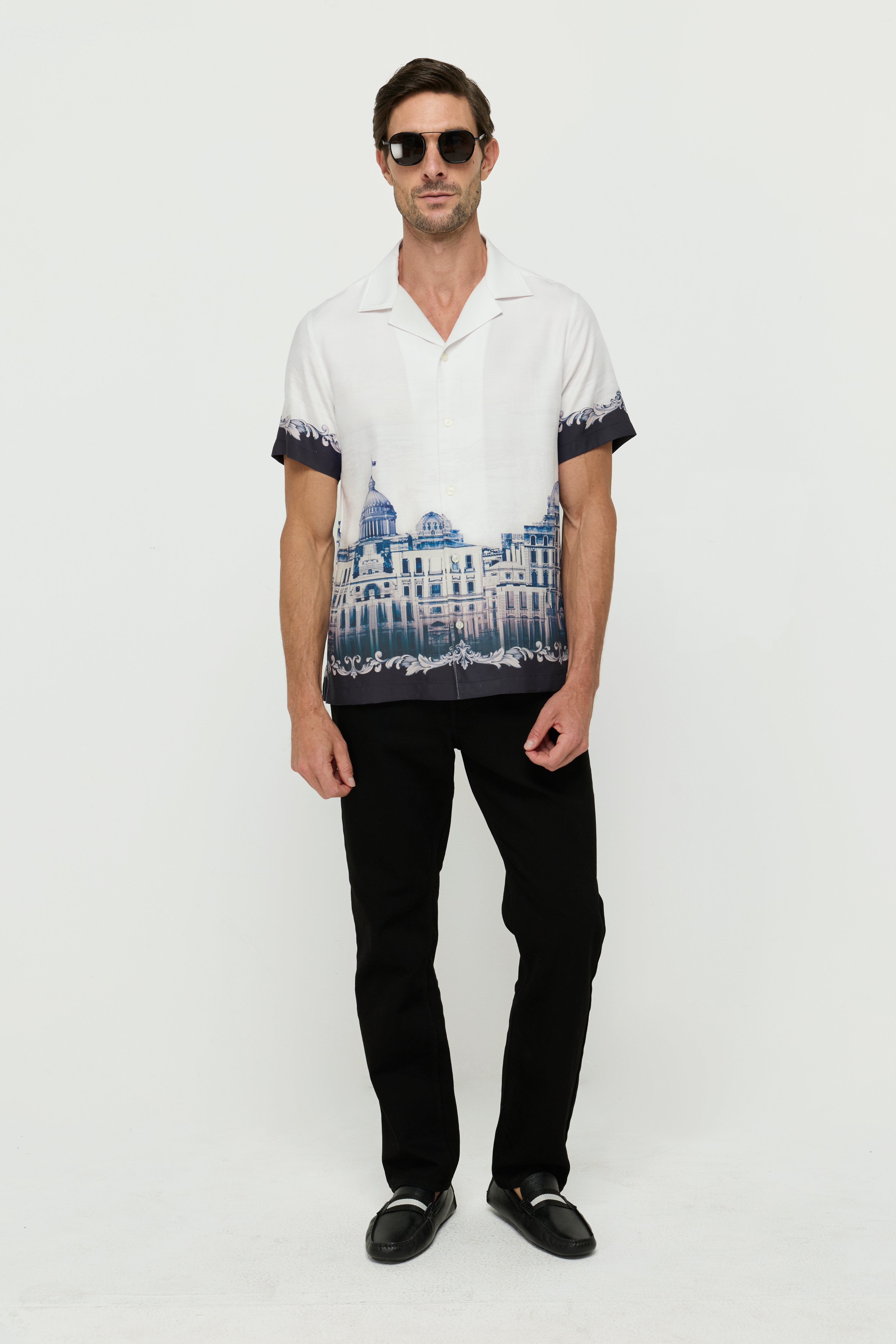 เสื้อเชิ้ตพิมพ์ลายออฟไวท์สำหรับรีสอร์ท