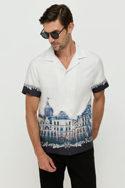 เสื้อเชิ้ตพิมพ์ลายออฟไวท์สำหรับรีสอร์ท