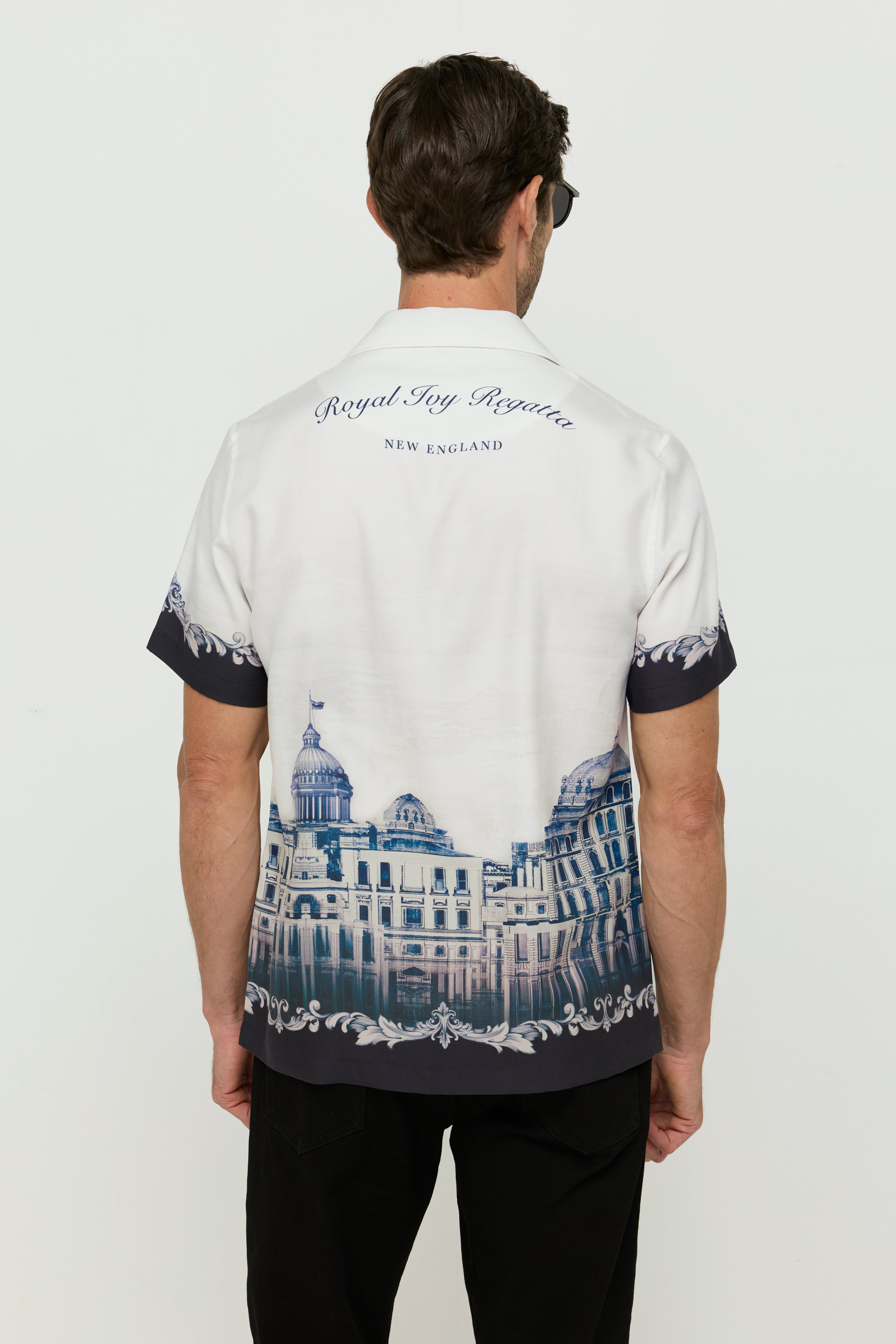 เสื้อเชิ้ตพิมพ์ลายออฟไวท์สำหรับรีสอร์ท