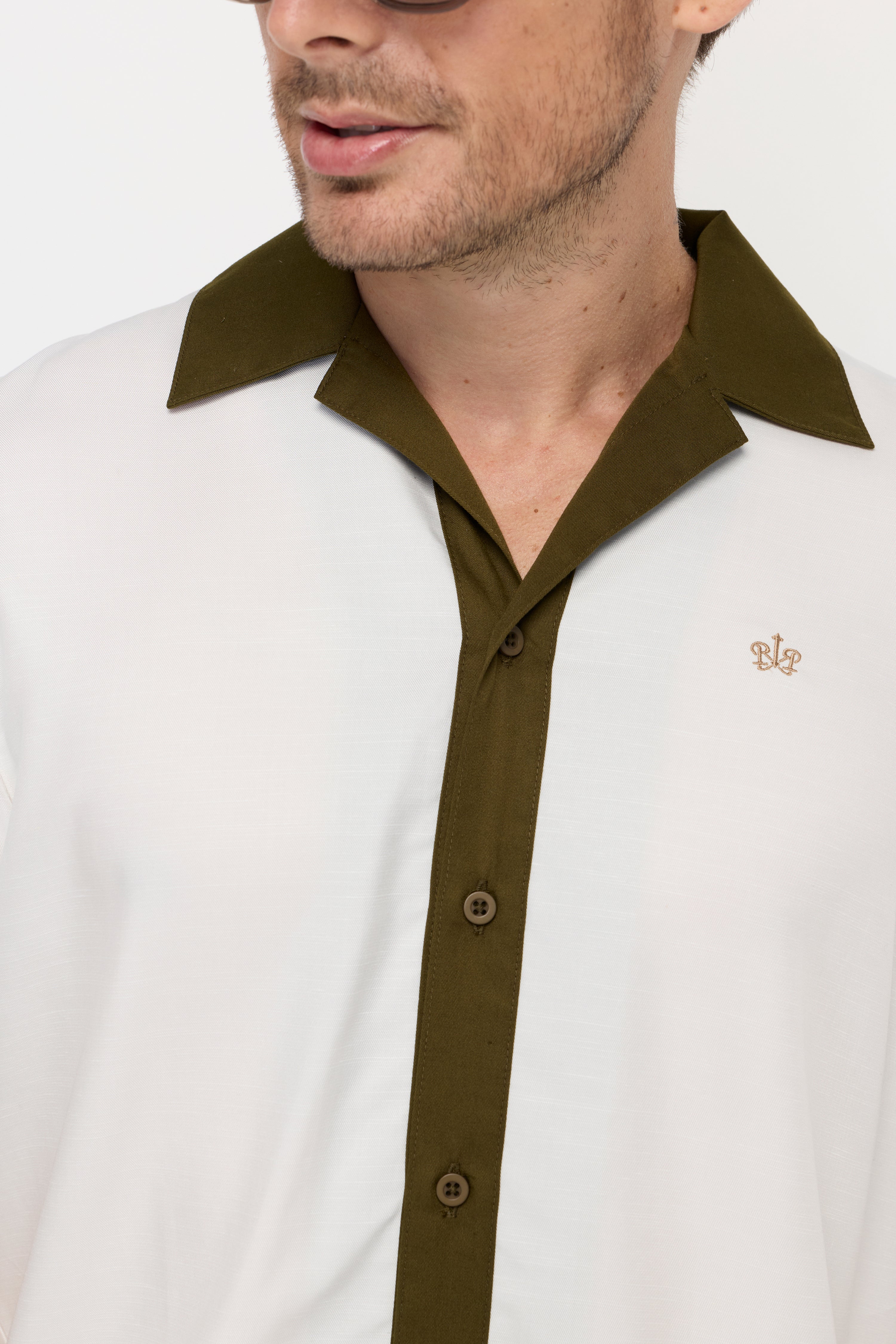 เสื้อเชิ้ตรีสอร์ท