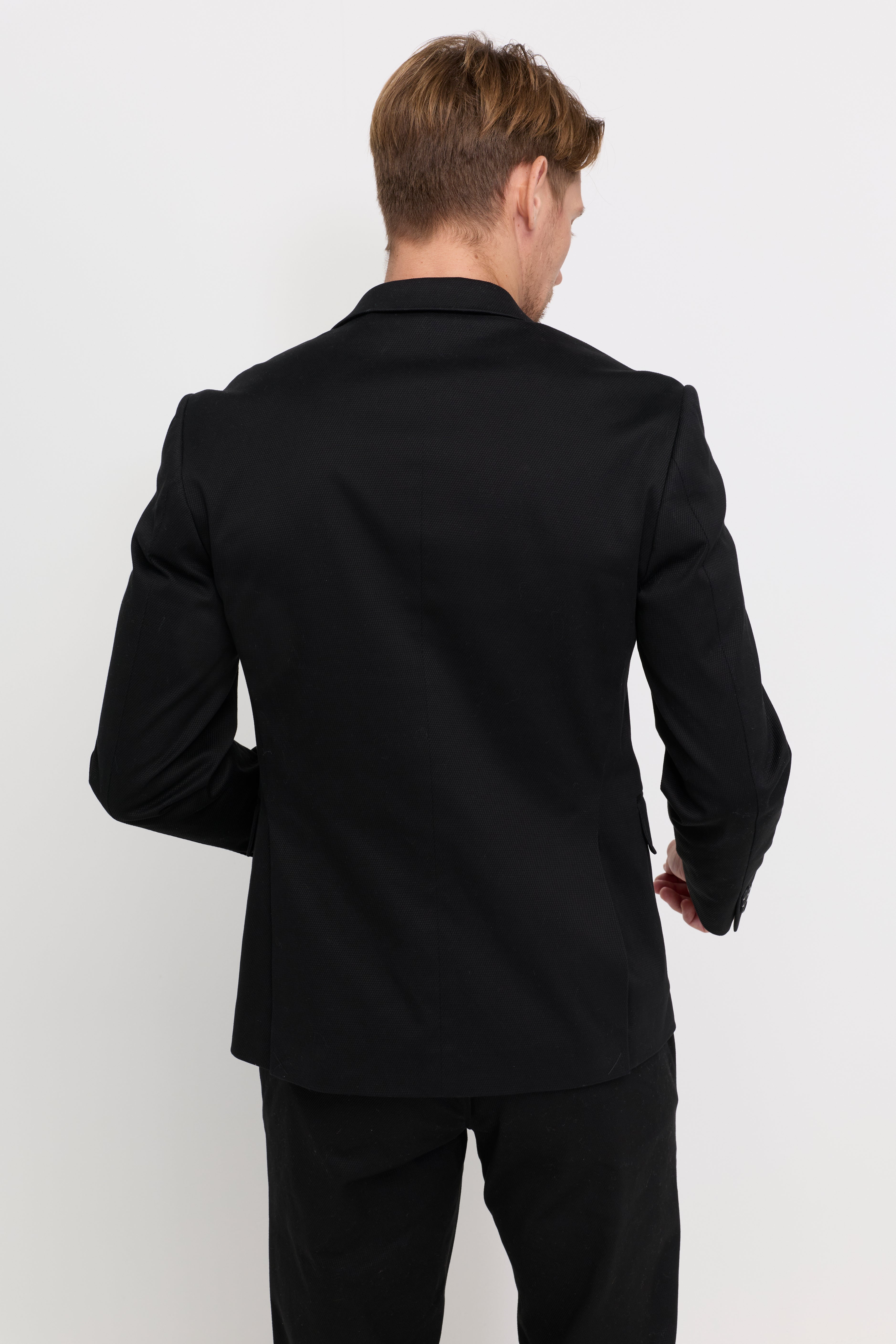 CLASSIC TAILORED TWO-BUTTON BLAZER