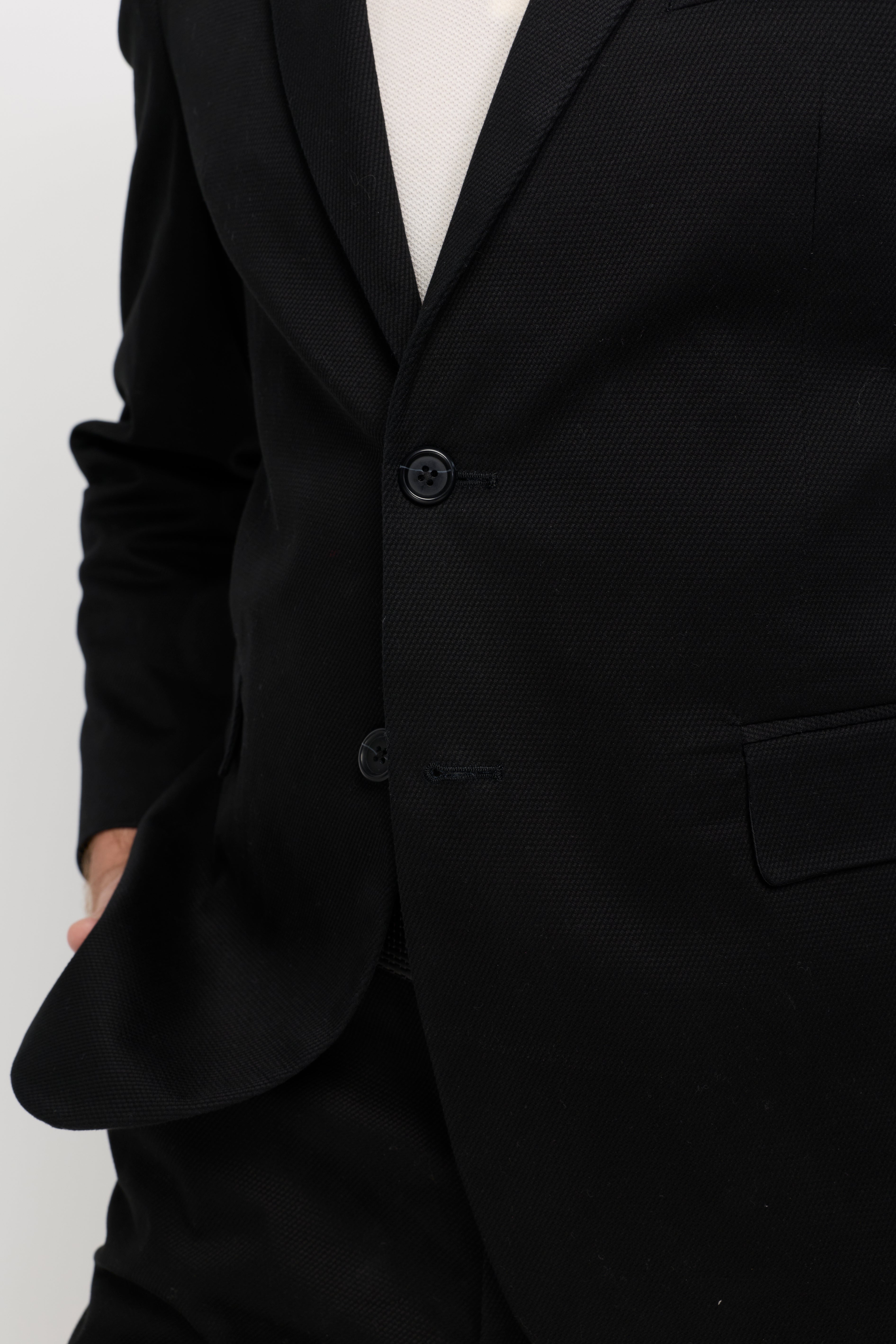 CLASSIC TAILORED TWO-BUTTON BLAZER