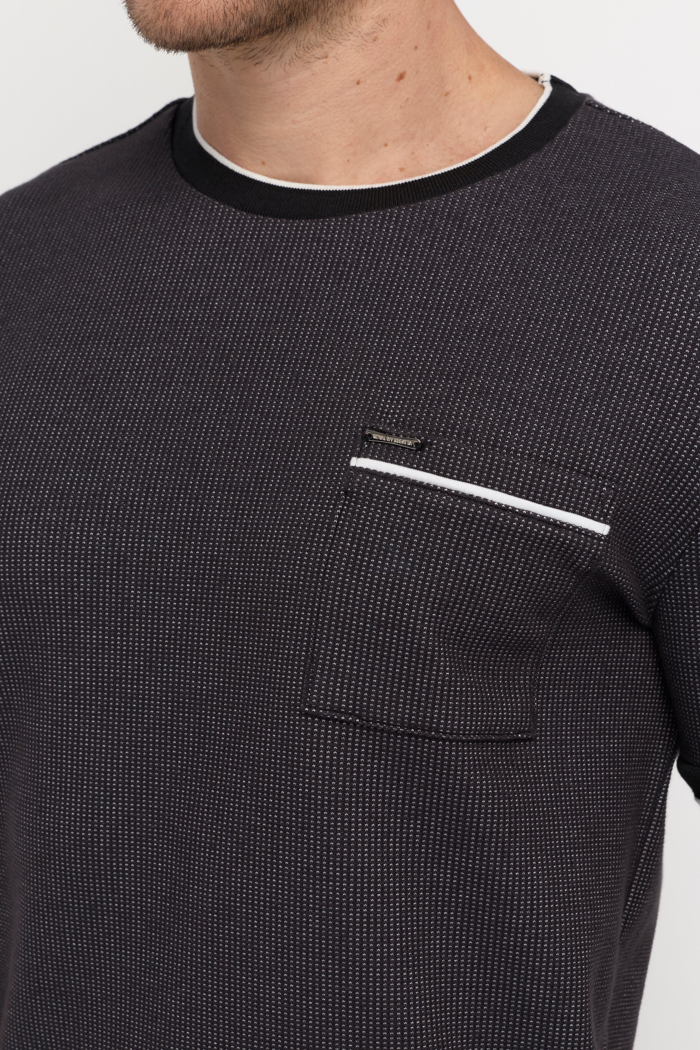 MICRO TEXTURE CONTRAST POCKET TEE