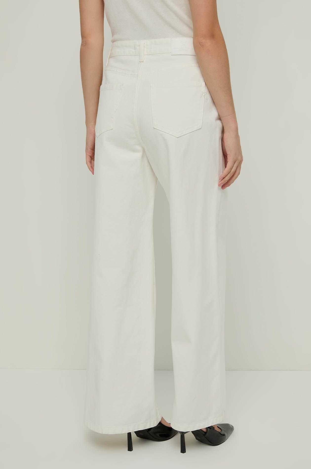 HIGH-RISE WIDE LEG JEANS