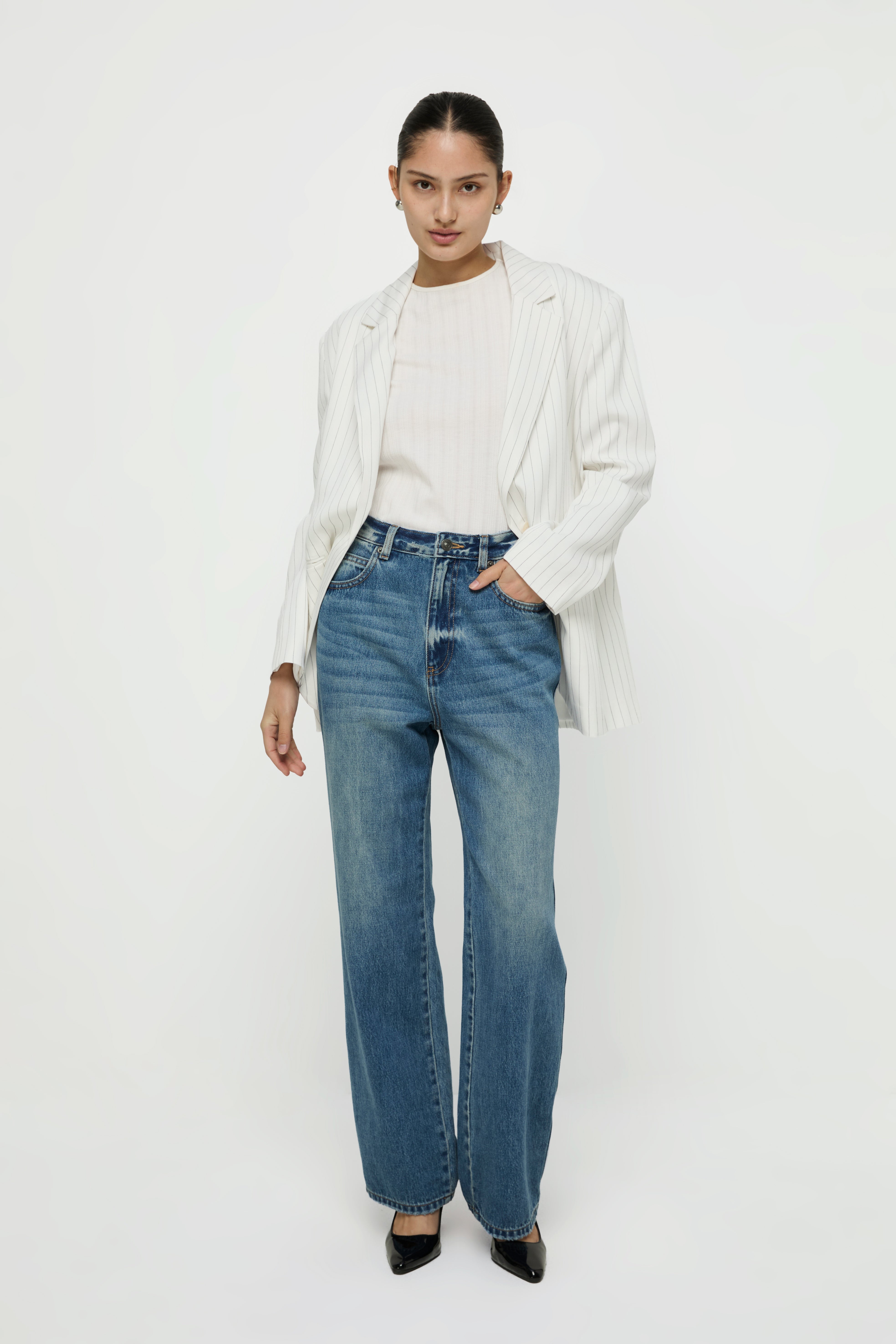 MID-RISE STRAIGHT LEG JEANS
