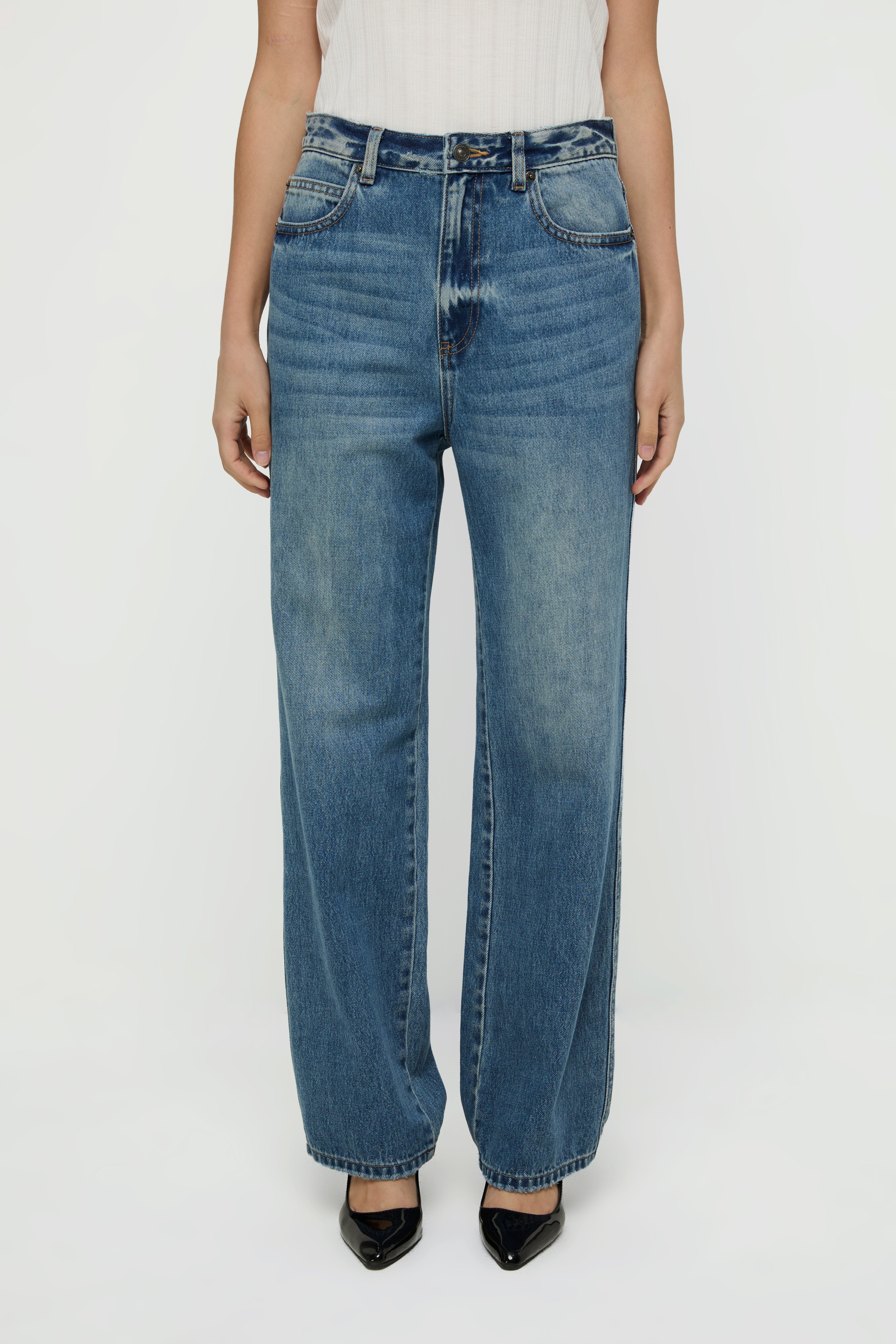 MID-RISE STRAIGHT LEG JEANS